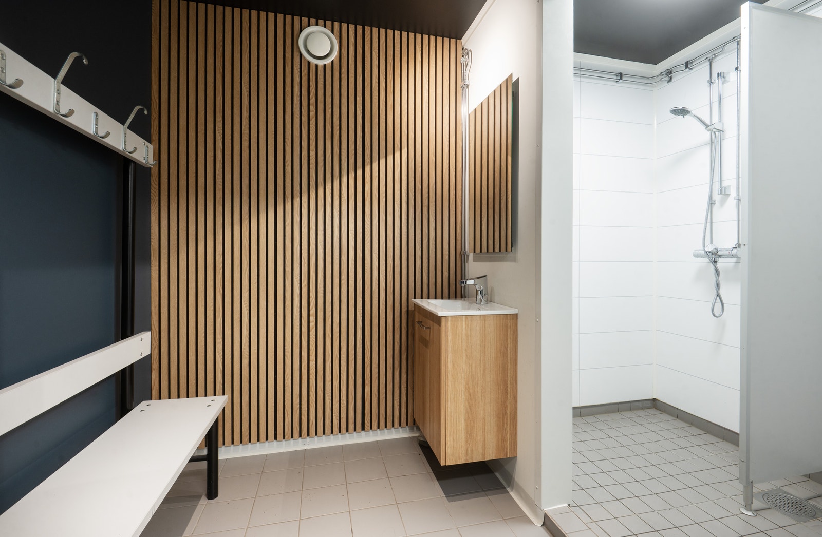 Bygget har garderobe for både dame og herre Galleribilde