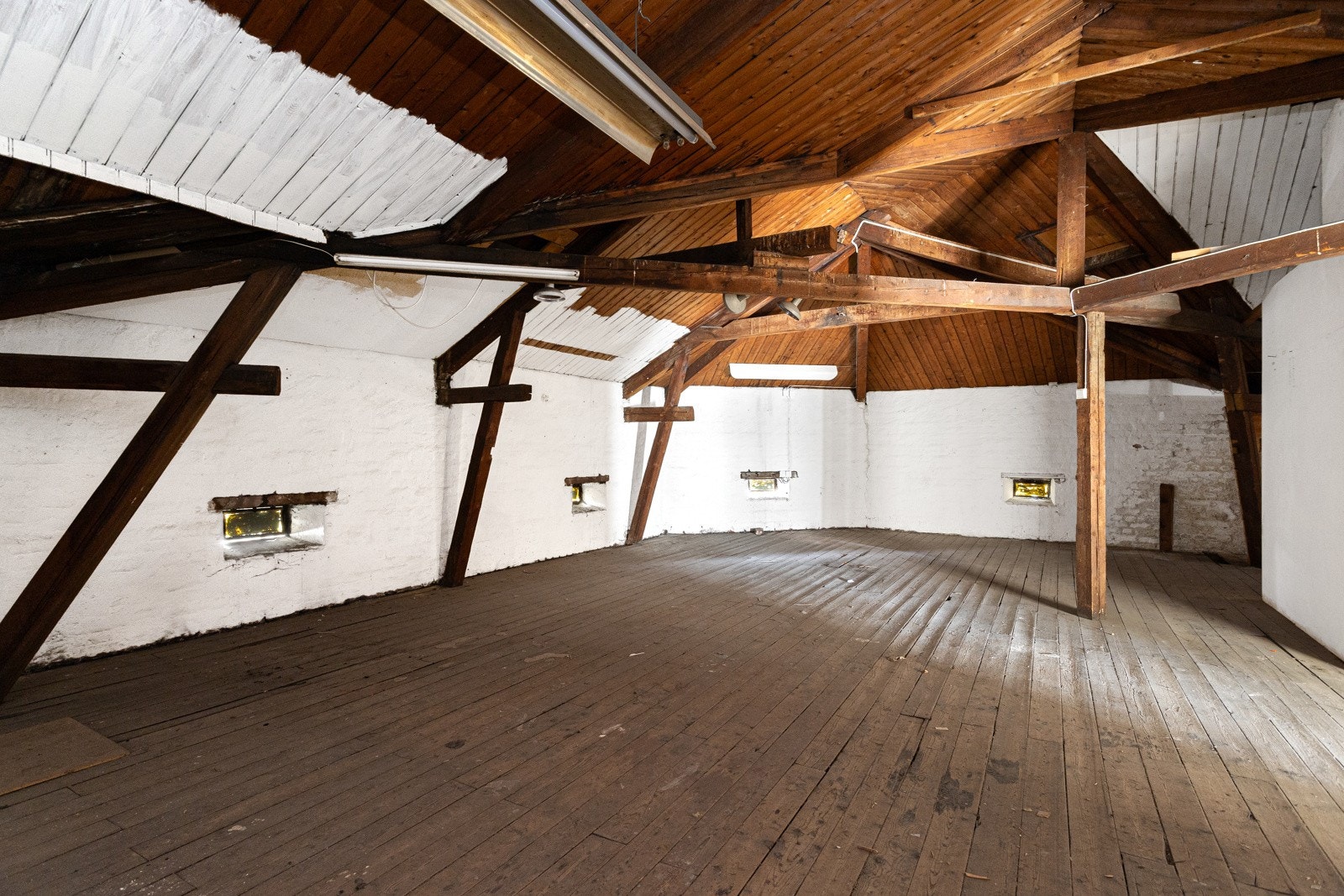 Stort råloft med enkle skisser på 3 leiligheter Galleribilde