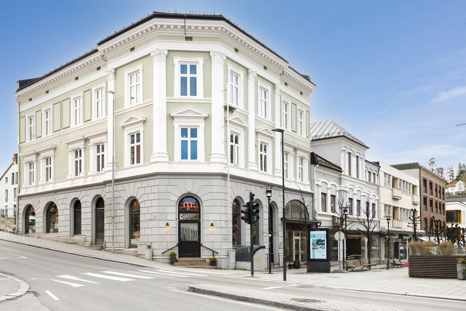 Seksjonen med 2 næringslokaler, samt loft og kjeller tilbys nå til salgs Galleribilde