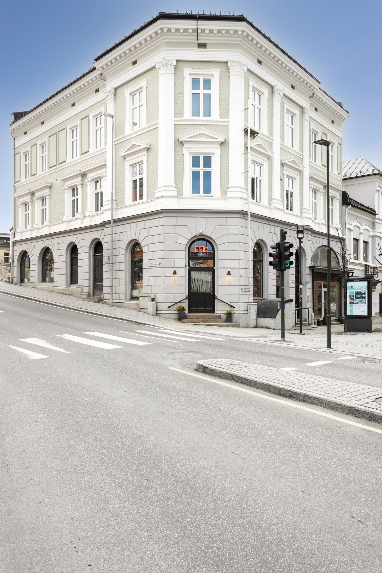 Kjent og attraktiv beliggenhet i bybildet i Skien sentrum med god eksponering. Galleribilde