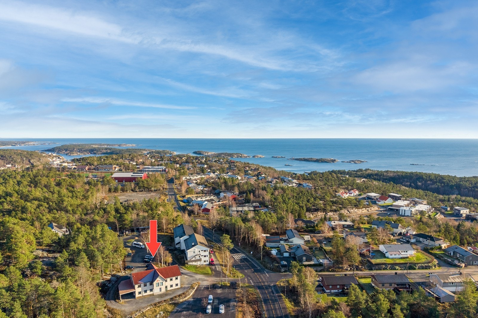 Beliggende i etablert område I Caspersens vei/Viddefjell med stort boområde, skoler, idrettsanlegg og butikk i umiddelbar nærhet. Kort vei til Risør sentrum. Galleribilde