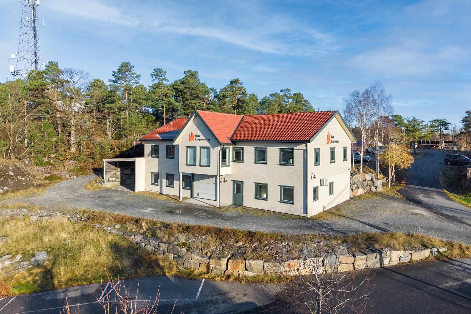 Bygget er i 2.etasjer med inngang på bakkeplan i 2.etg og egen inngang i 1.etg. Galleribilde