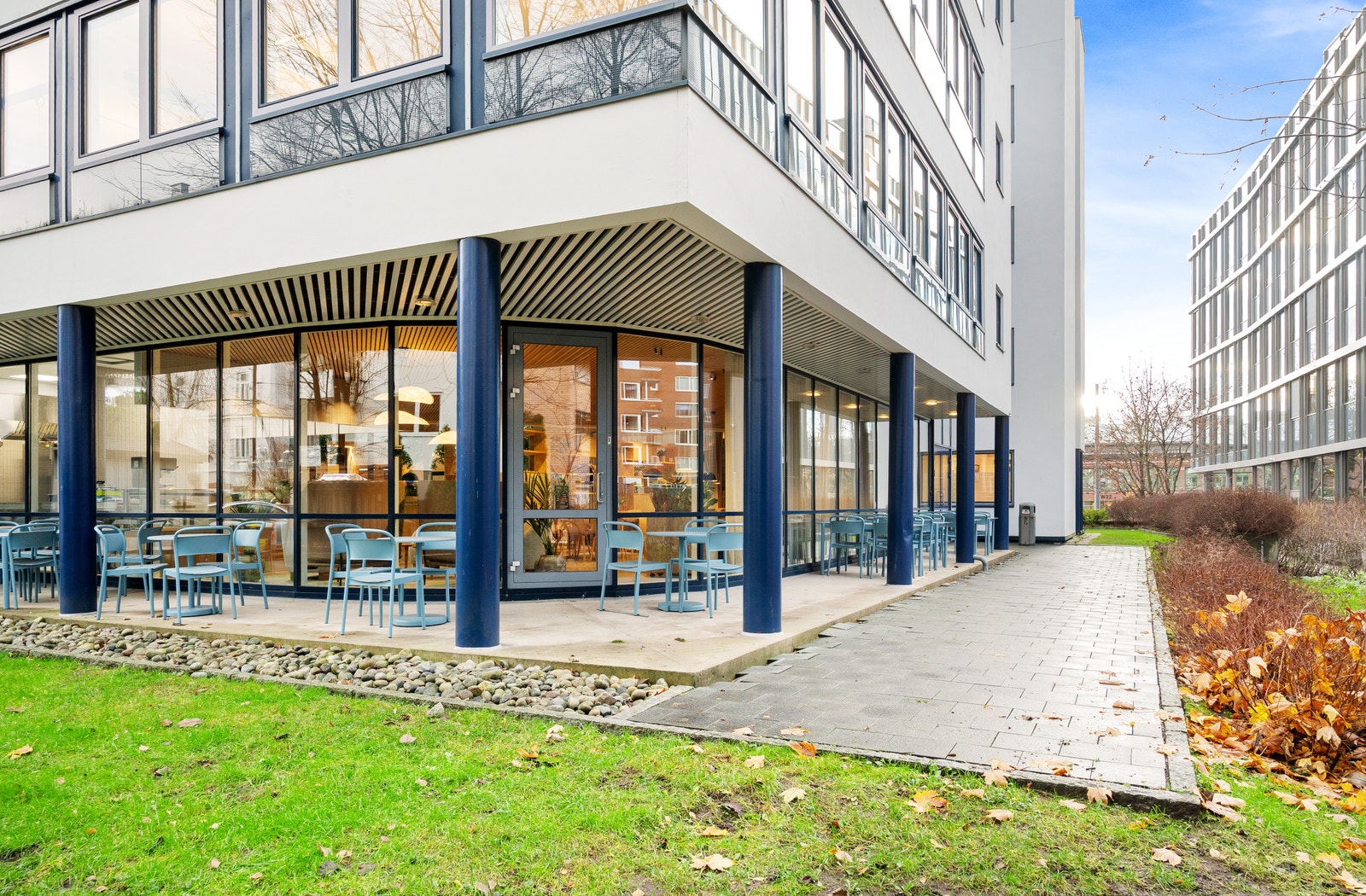 På sommerhalvåret kan man nyte lunsjen eller en kopp kaffe utendørs Galleribilde