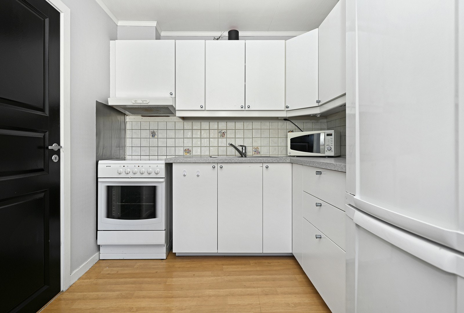 Alle kjøkken med ulik alder og noe forskjellig tilstand Galleribilde