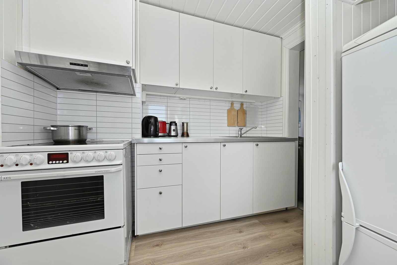 Alle kjøkken med ulik alder og noe forskjellig tilstand Galleribilde