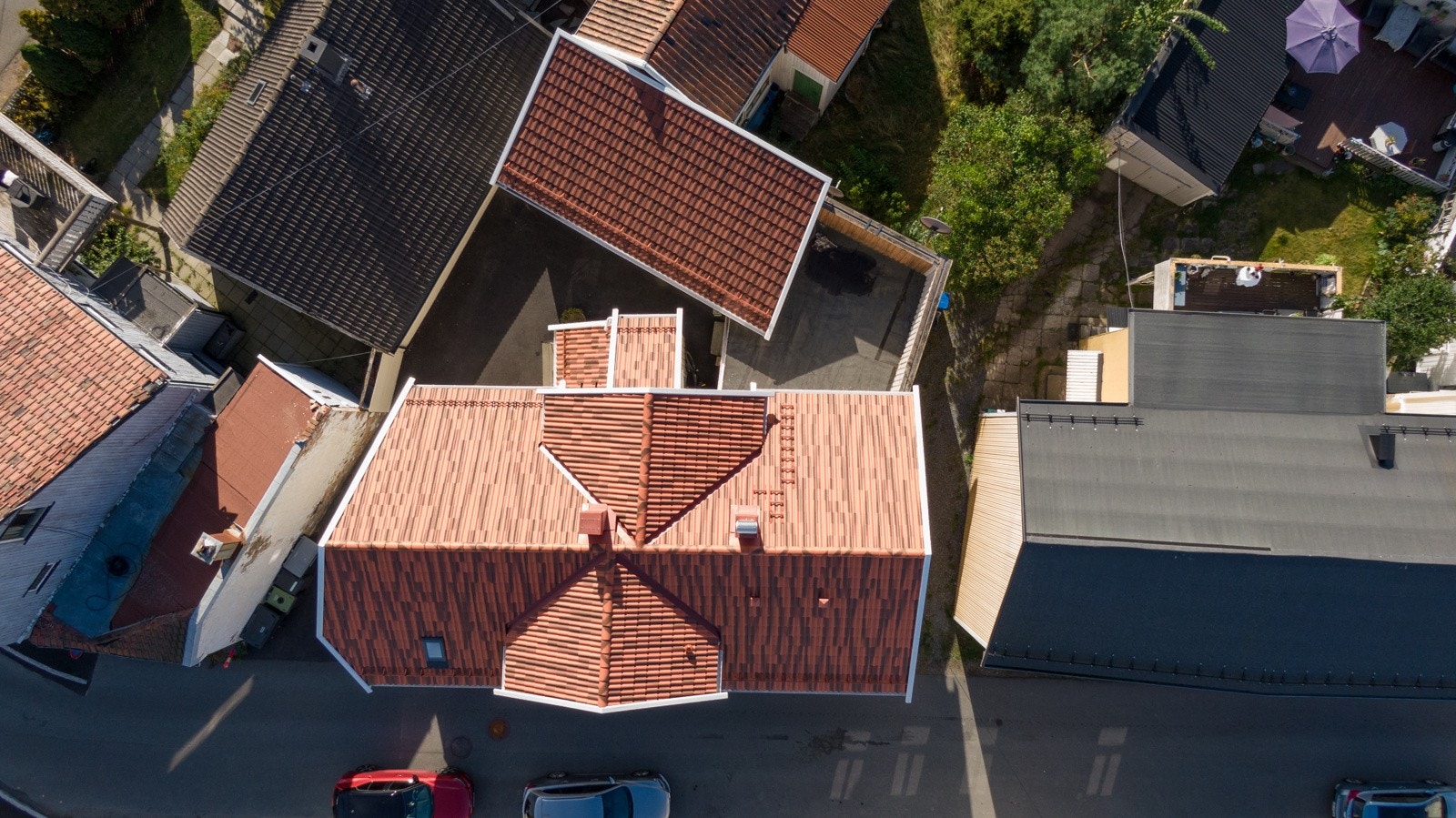 Det er gjort en del påkostninger av bygget i nyere tid. Blant annet med nytt tak, nye vinduer og og ny kledning. Galleribilde