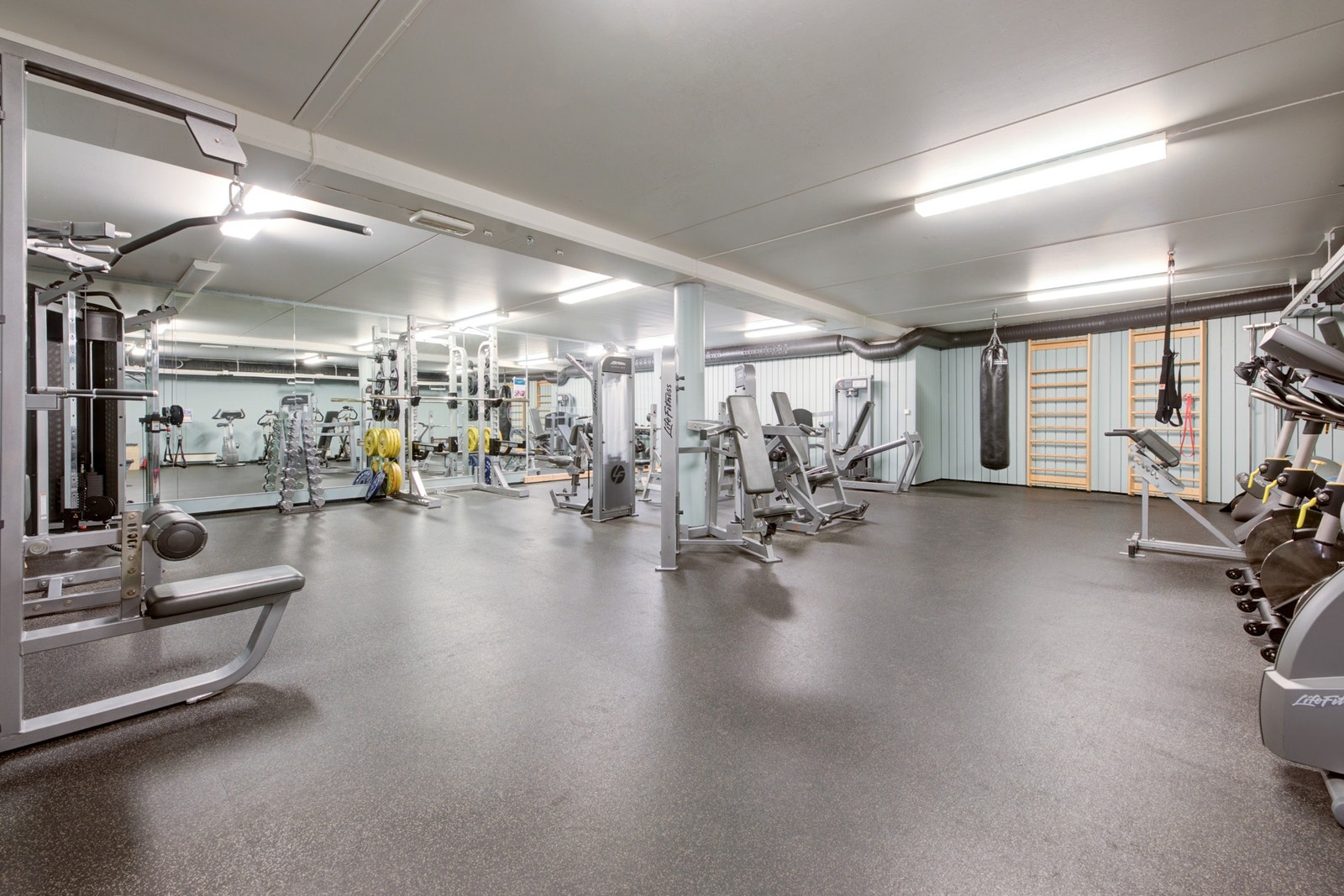 Treningssenter driftet av Arca. består av kondisjonsrom, styrkesal og ballhall, samt spinning Galleribilde