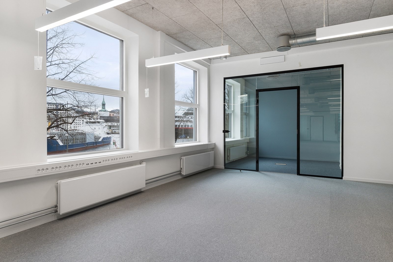 Bilde hentet fra tilsvarende areal som  blir ledig i 4. etg. hos annen leietaker i bygget.