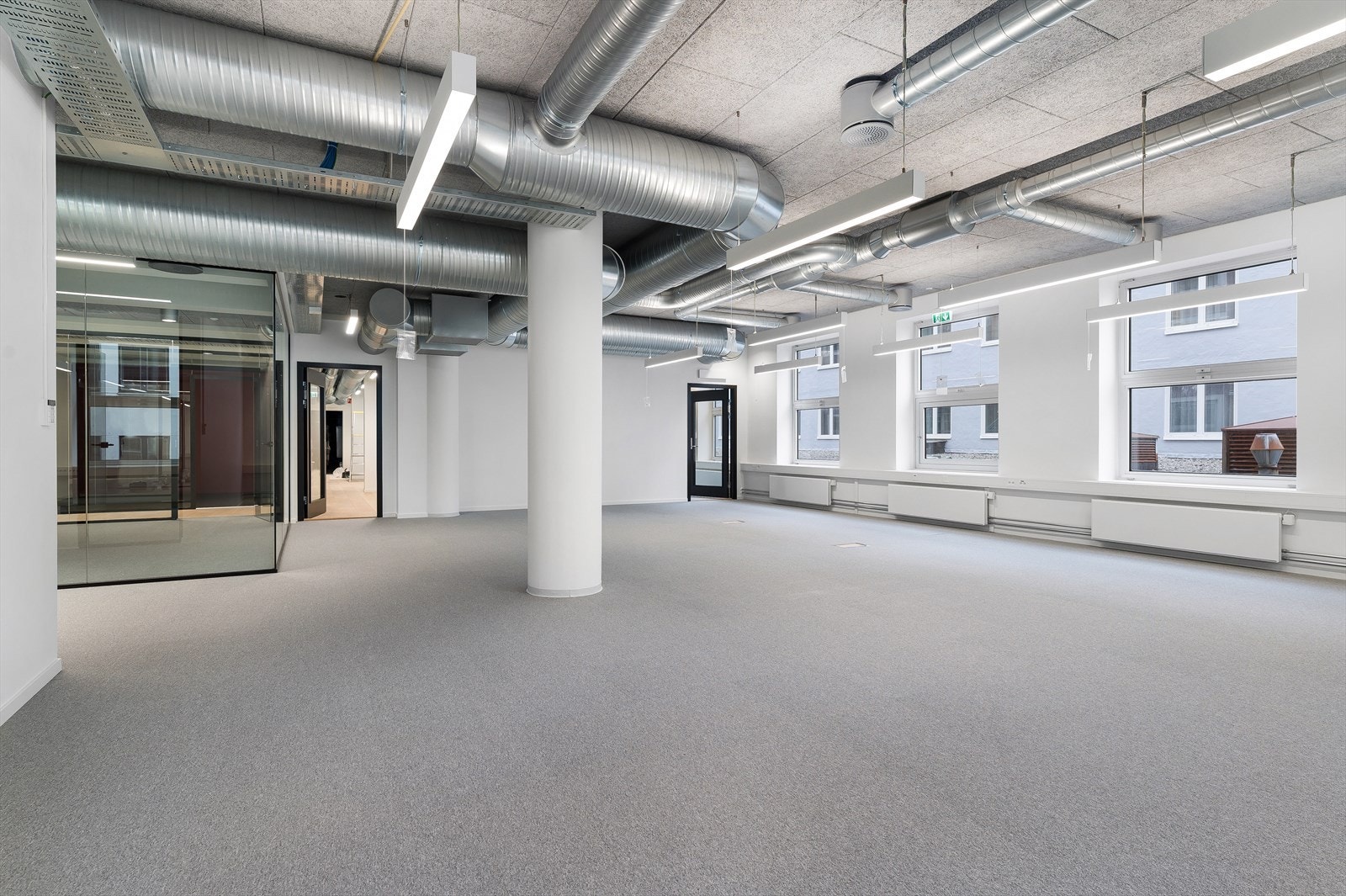 Bilde hentet fra tilsvarende areal mot Sandbrogaten fra annen leietaker i 2. etg. hos annen leietaker i bygget.