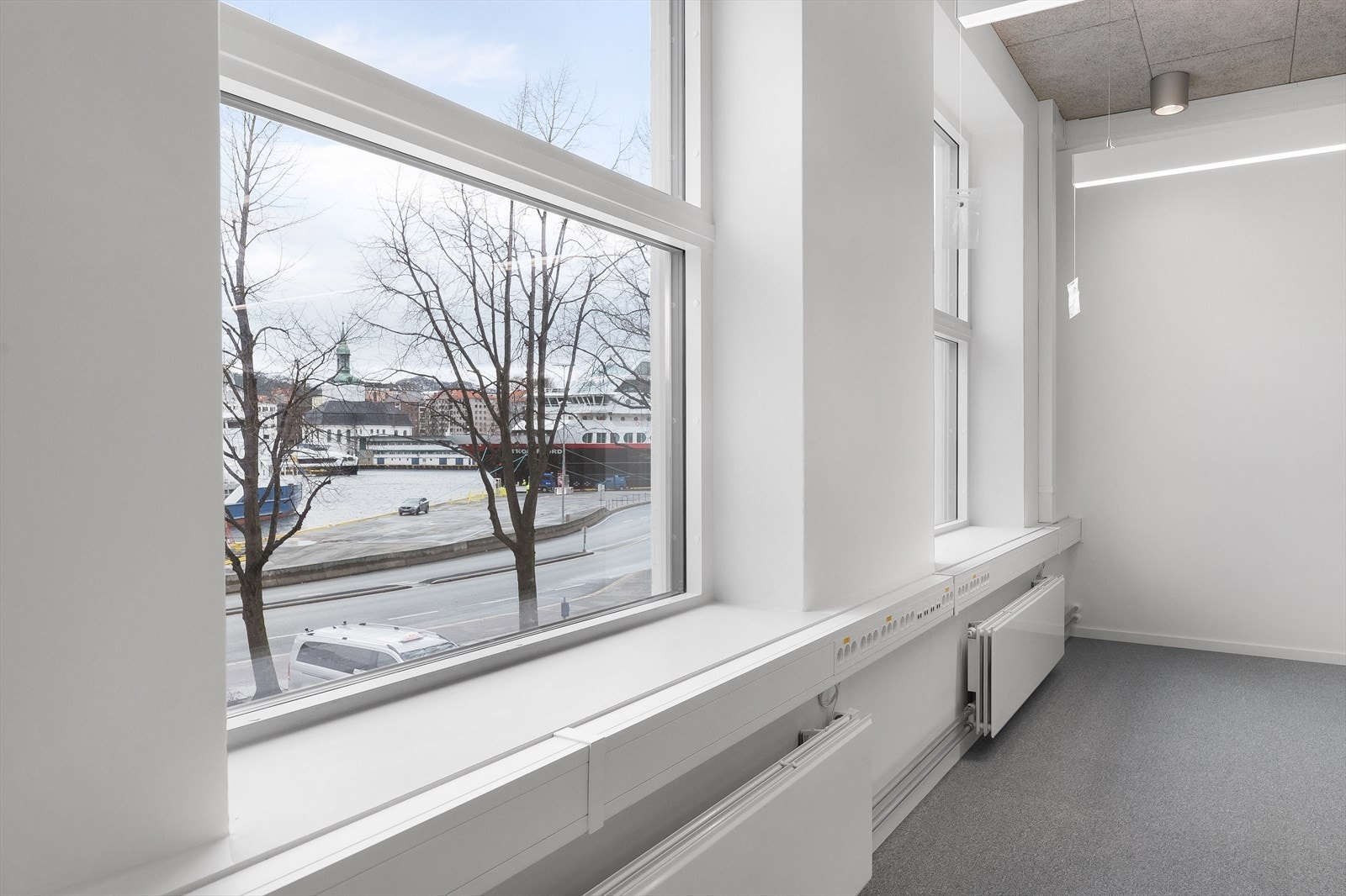 Bilde hentet fra tilsvarende areal som  blir ledig i 4. etg. hos annen leietaker i bygget.