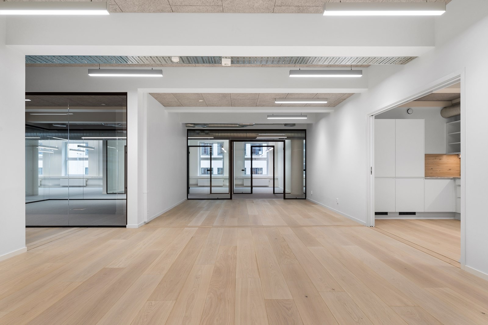 Bilde hentet fra tilsvarende areal som  blir ledig i 4. etg. hos annen leietaker i bygget.