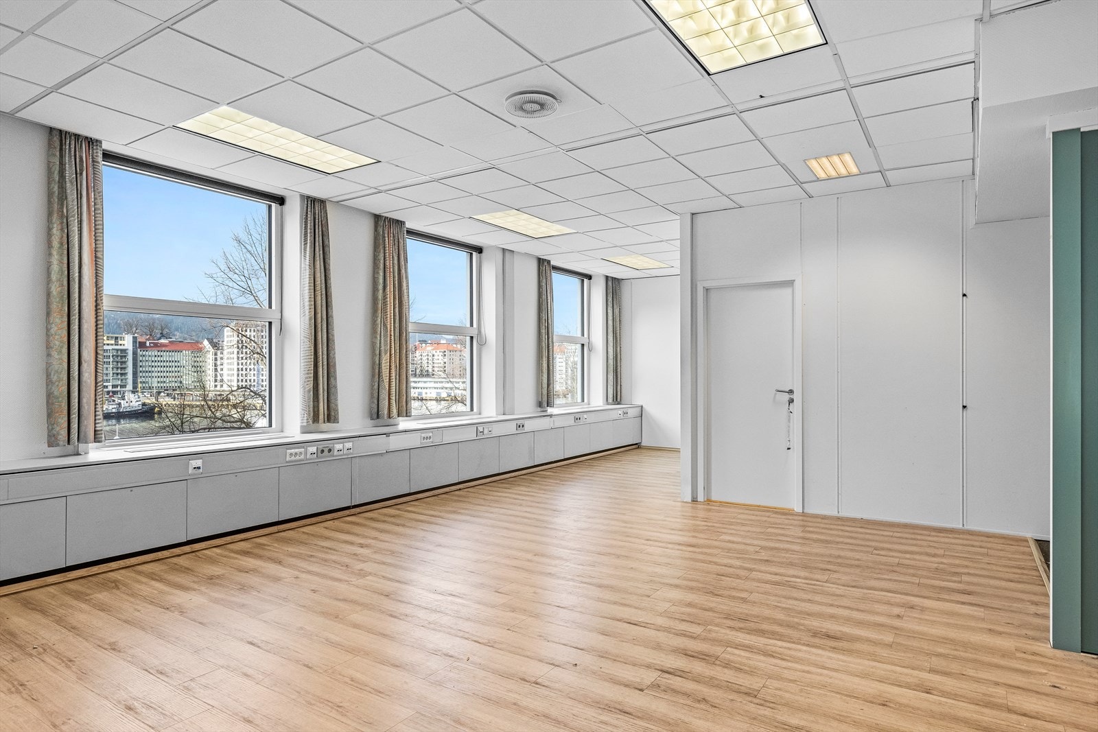 Bilder fra ledige areal i 4. etg. mot Bryggen klart for oppussing. Ca. BTA 500 - 1700 m².