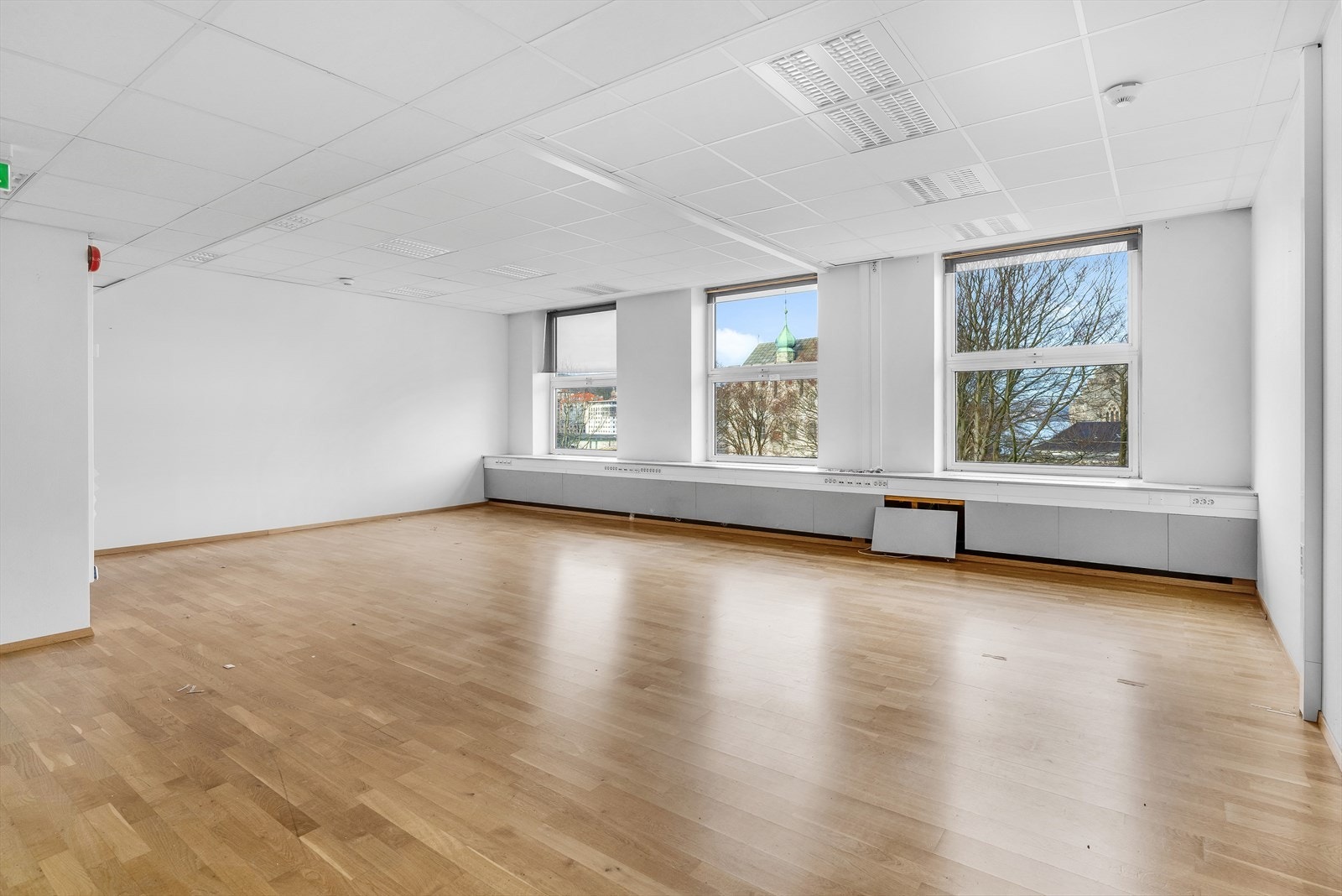 Bilder fra ledige areal i 5. etg. mot Haakonshallen klart for oppussing.