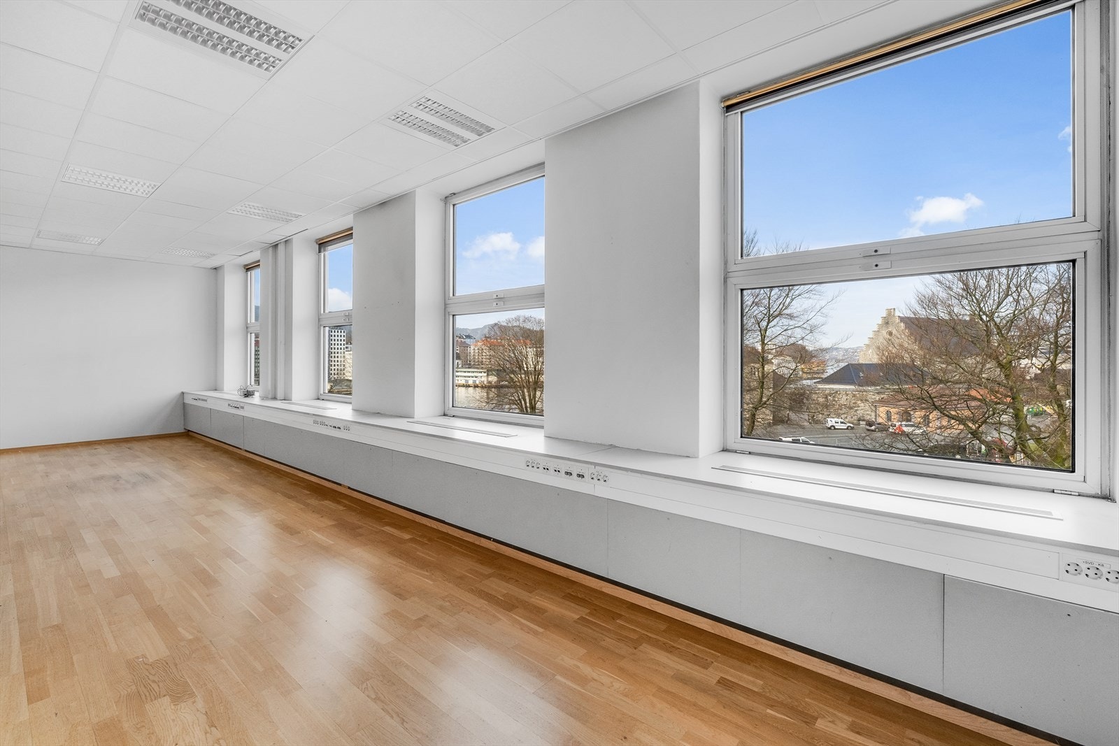 Bilder fra ledige areal i 4. etg. mot Bryggen / Haakonshallen klart for oppussing. Ca. BTA 500 - 1700 m².