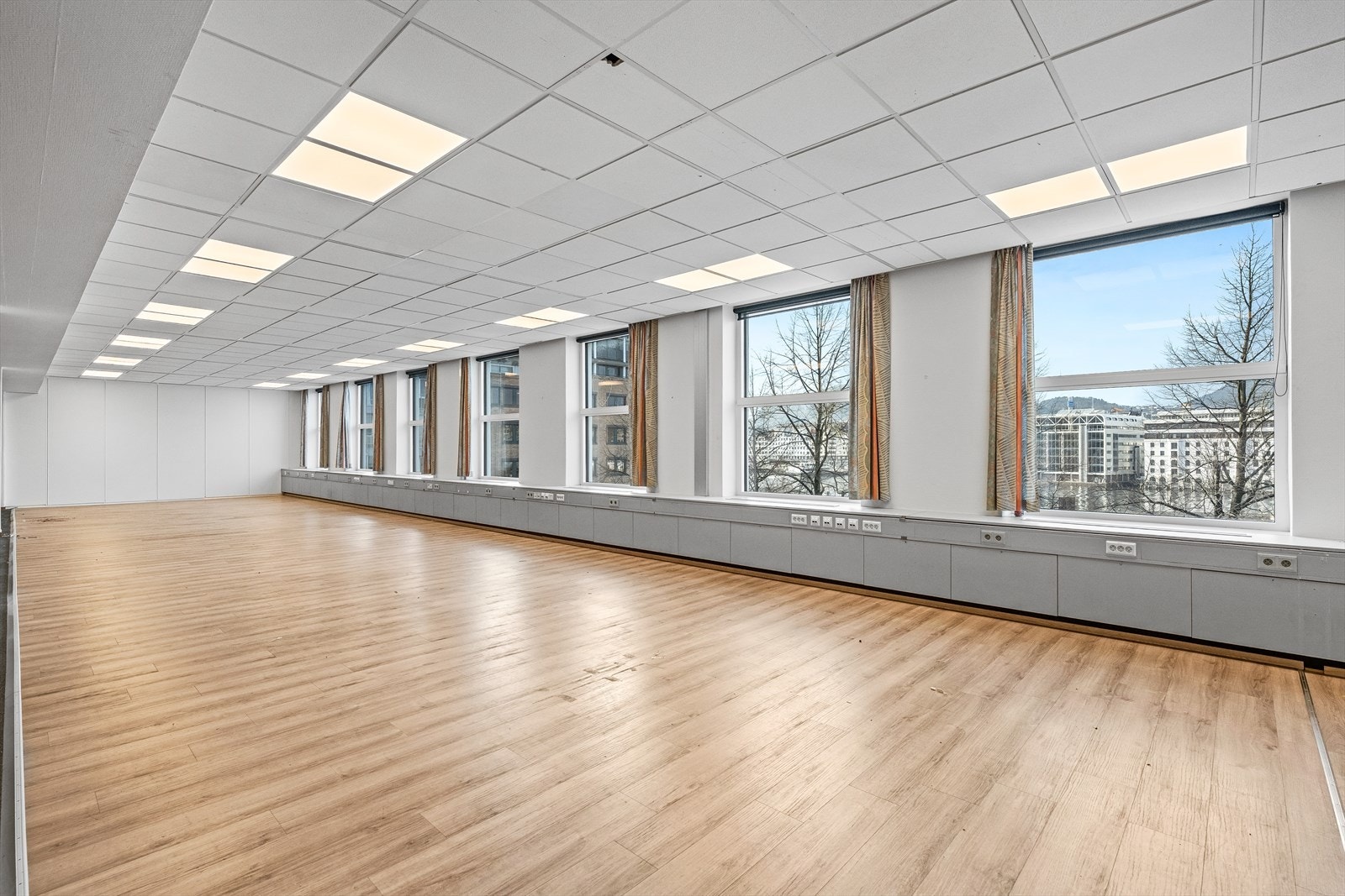 Ledig areal i 4. etg. ut mot Bryggen klar for oppussing/innredning. BTA 500 - 1700 m²