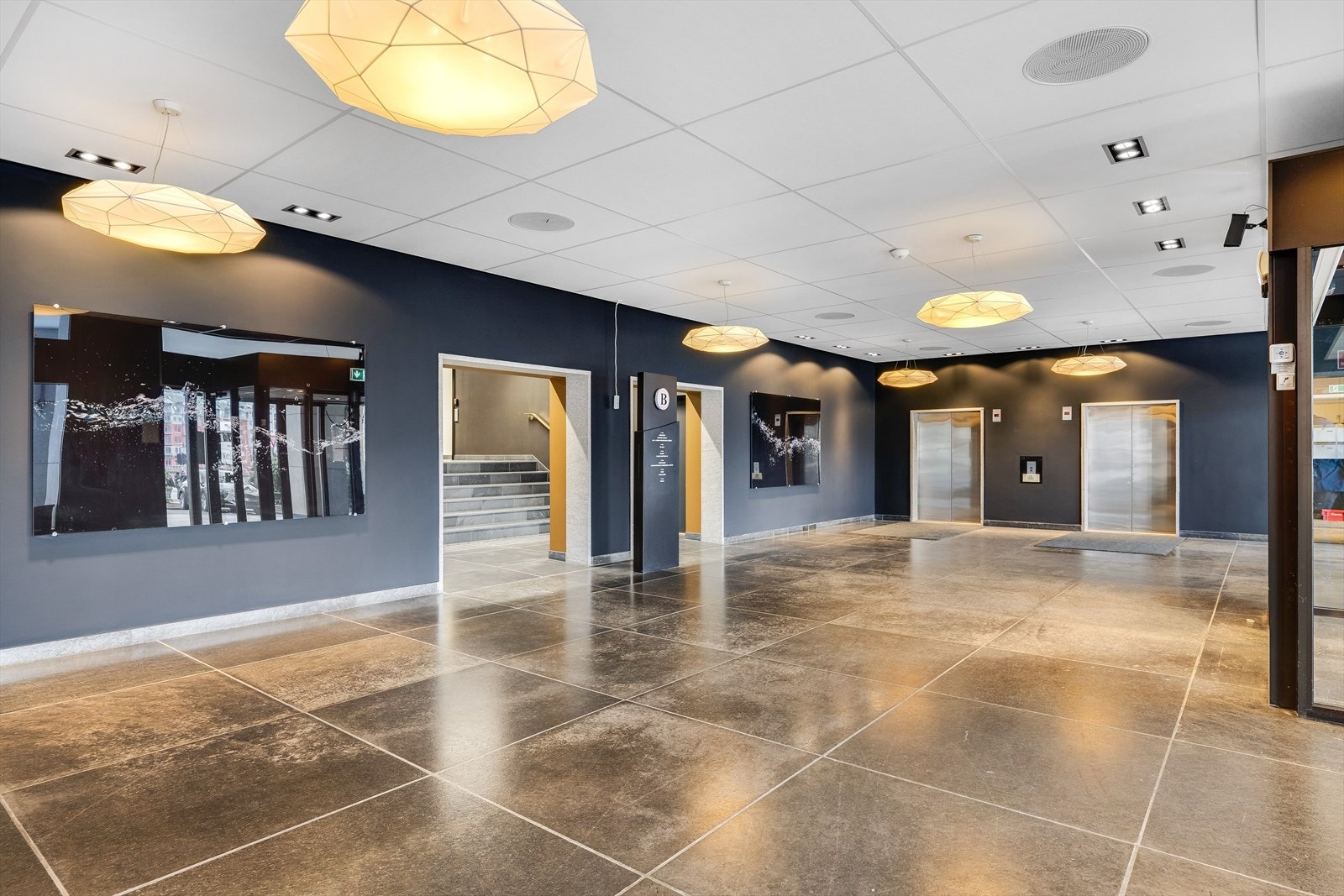 Meget representativt inngangsparti med 2 personheiser.