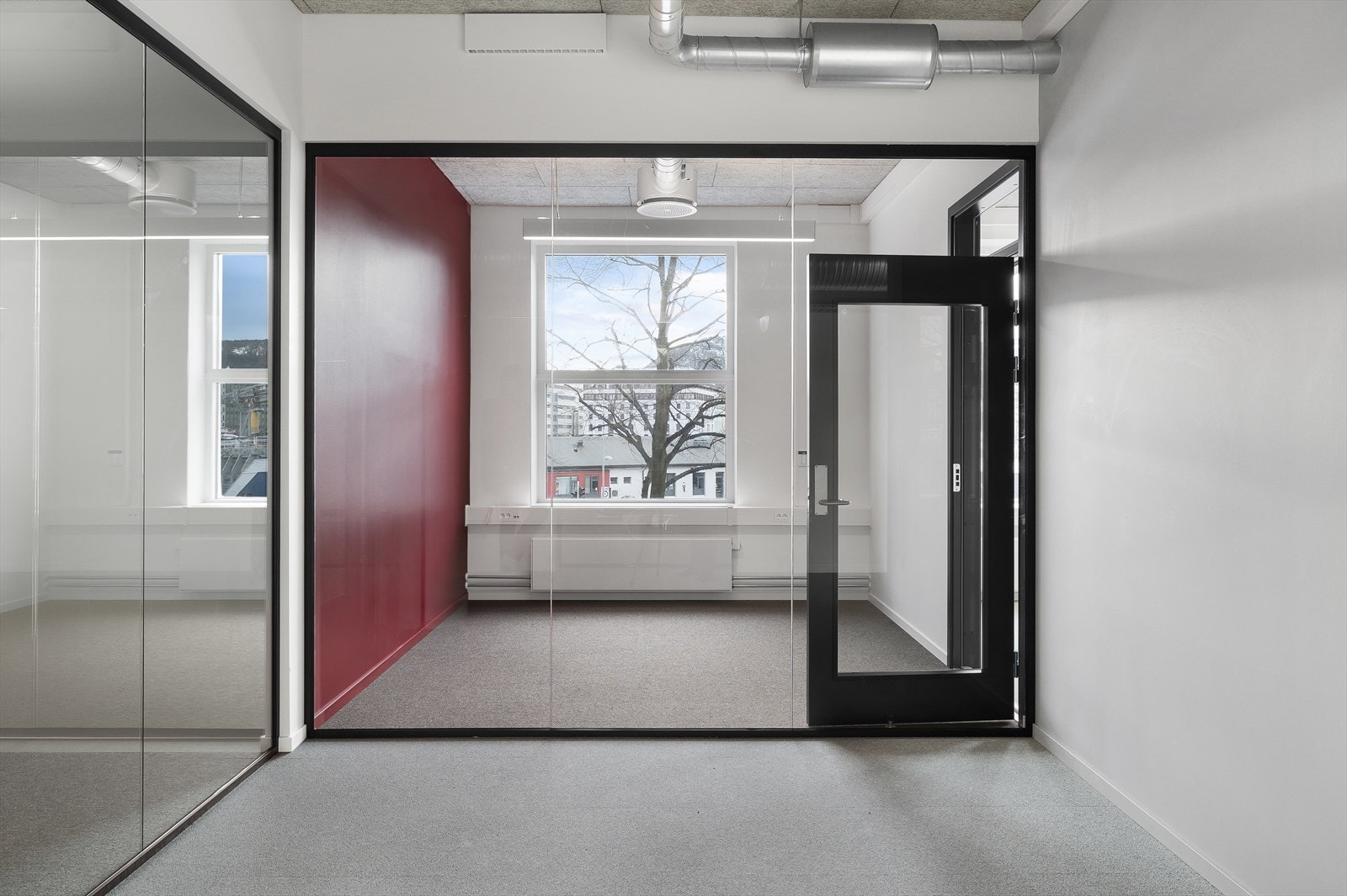 Bilde hentet fra tilsvarende areal som  blir ledig i 4. etg. hos annen leietaker i bygget.