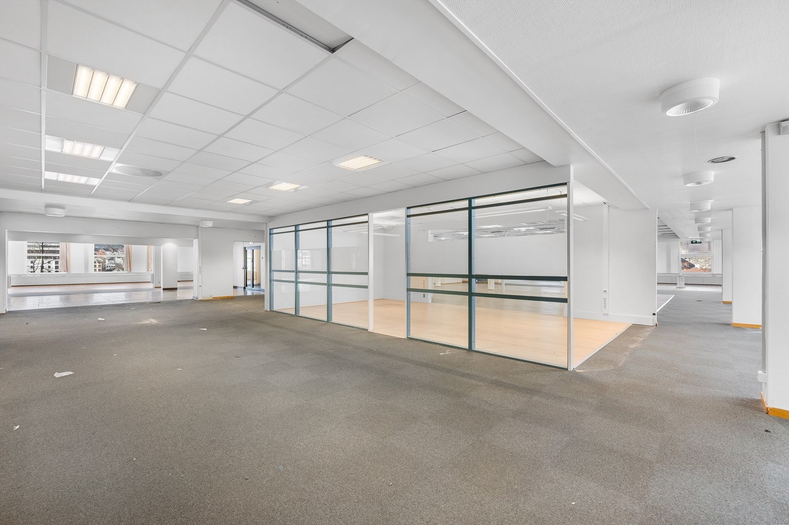 Bilder fra ledige areal i 4. etg. klart for oppussing.