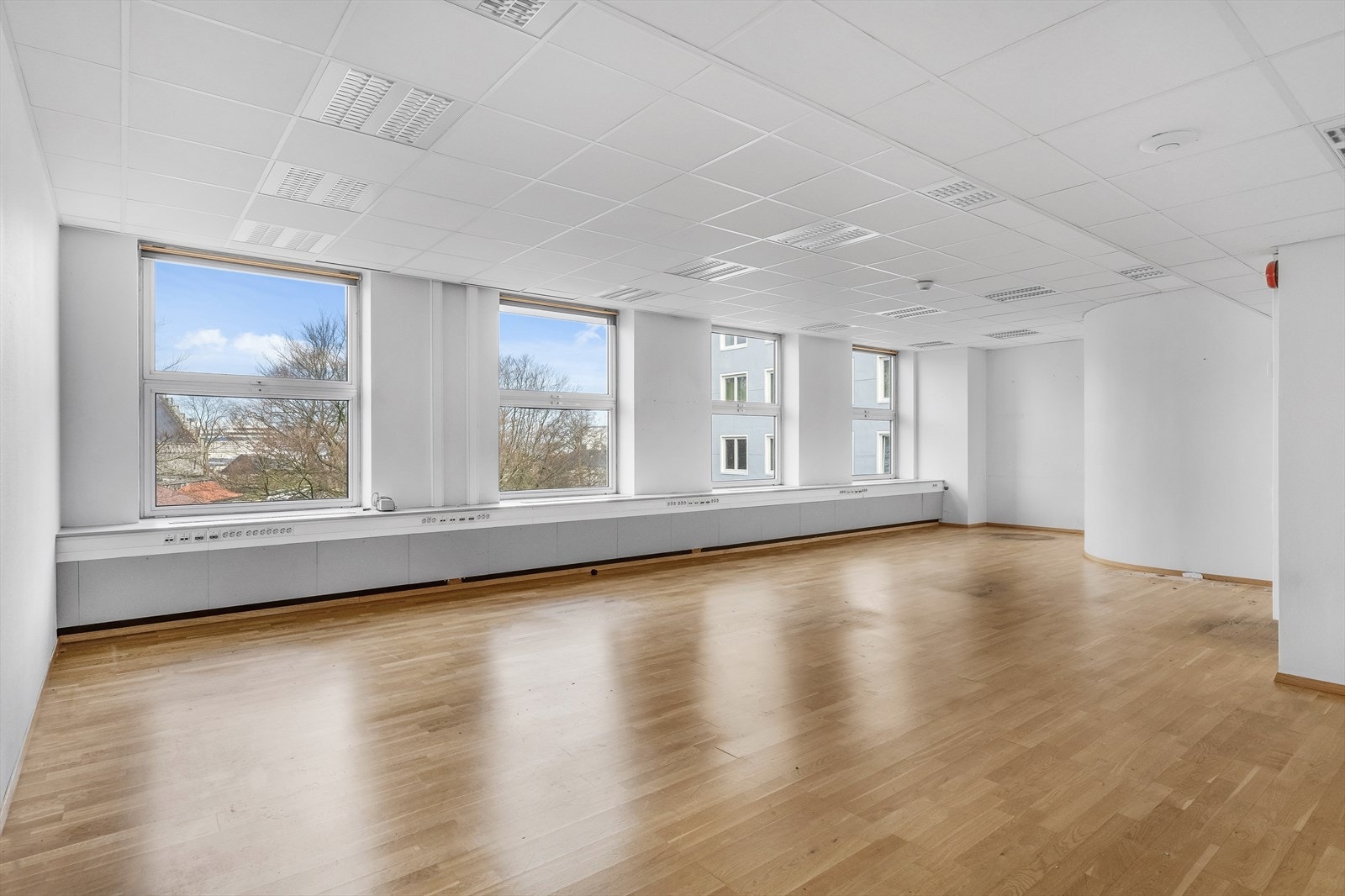 Bilder fra ledige areal i 5. etg. mot Koengen klart for oppussing.