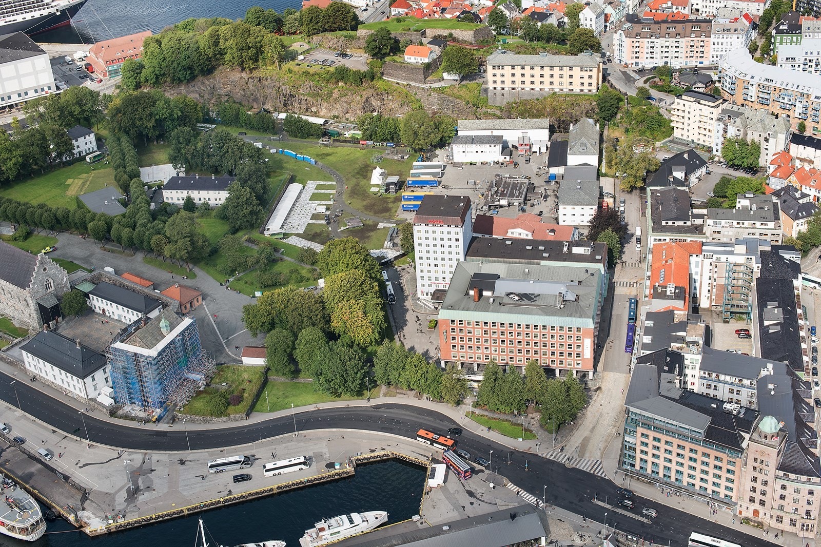 Flott beliggenhet ved Bryggen og  Håkonshallen.