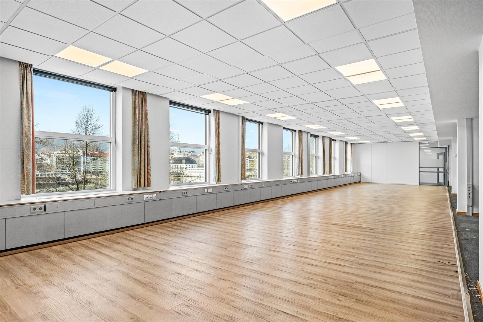 Bilder fra ledige areal i 4. etg. mot Bryggen klart for oppussing.