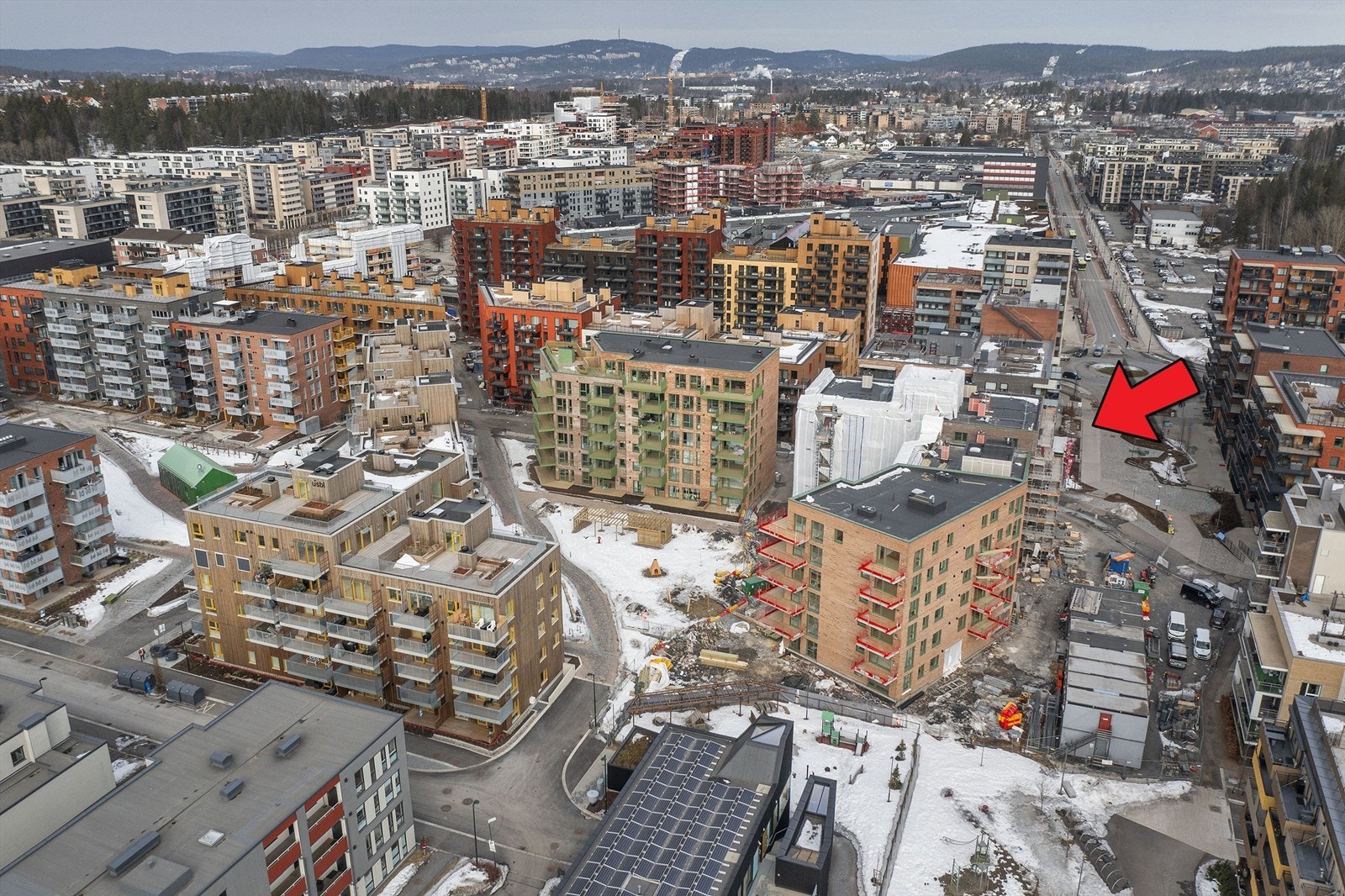 Løkentunet 9 har en sentral beliggenhet vis à vis Triaden Storsenter, samt har kort vei til både Solheimsenteret og Metro senteret Galleribilde