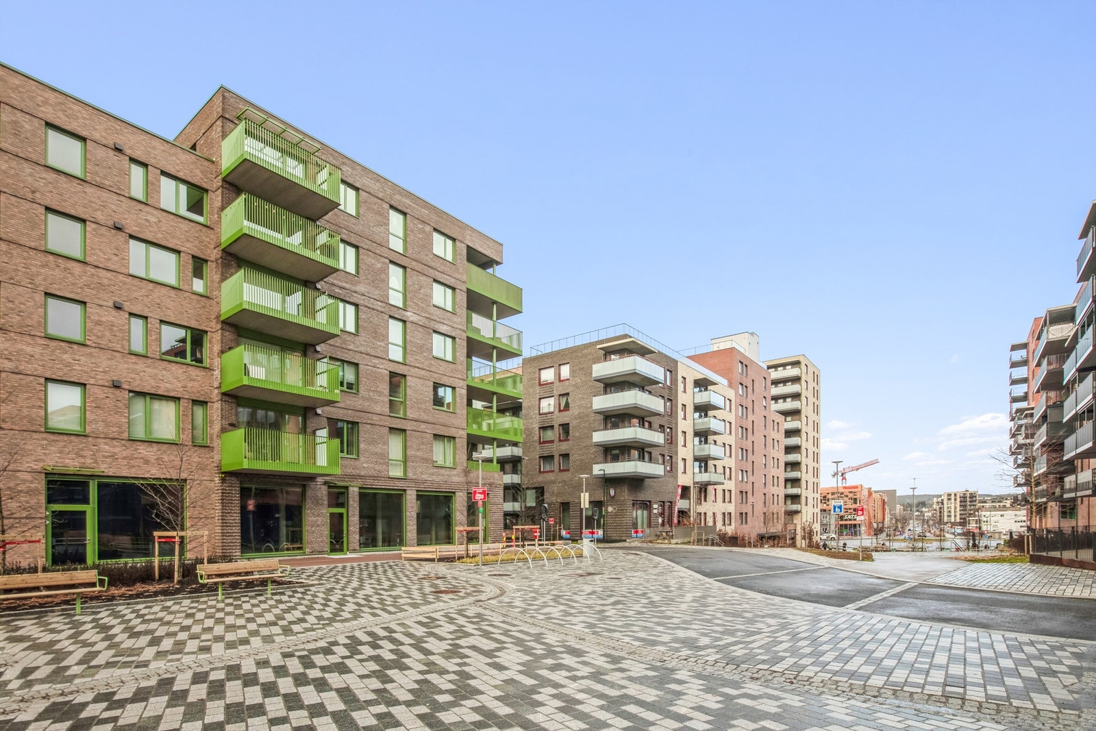 Stor åpen plass utenfor lokalet Galleribilde