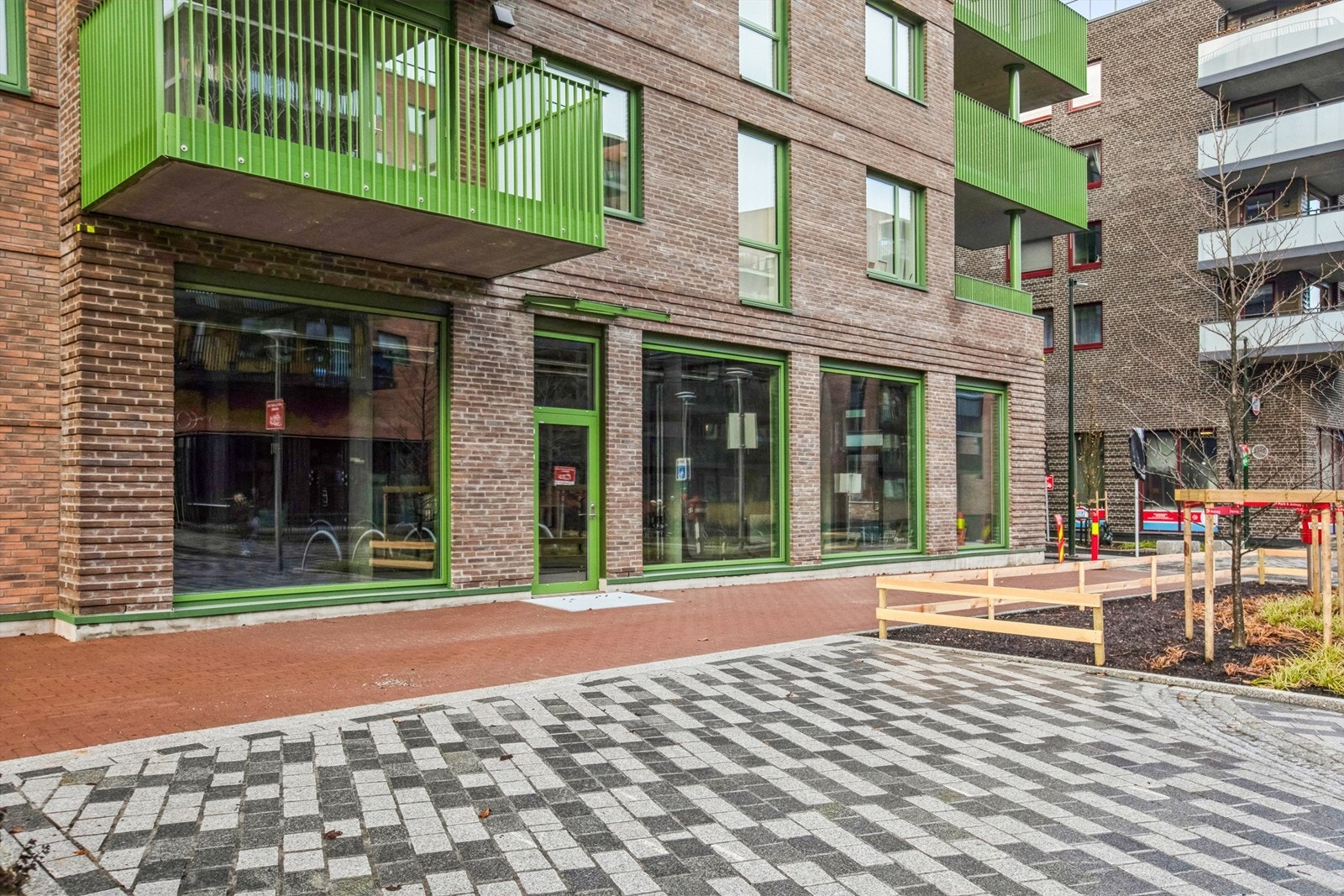 To innganger, denne og en på siden av bygget Galleribilde