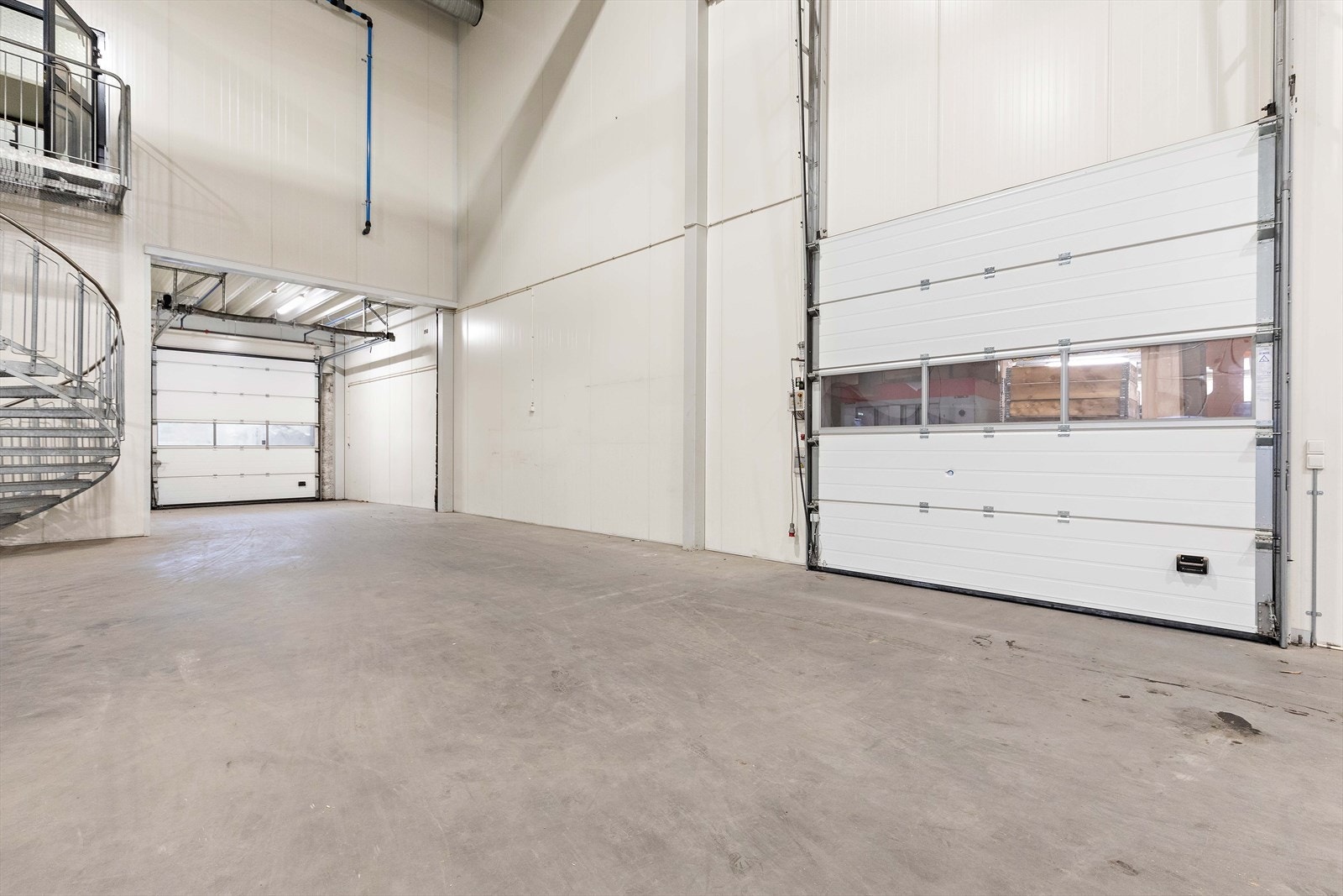 015_Èn av tre kjøreporter ut av høytlager.jpg Galleribilde