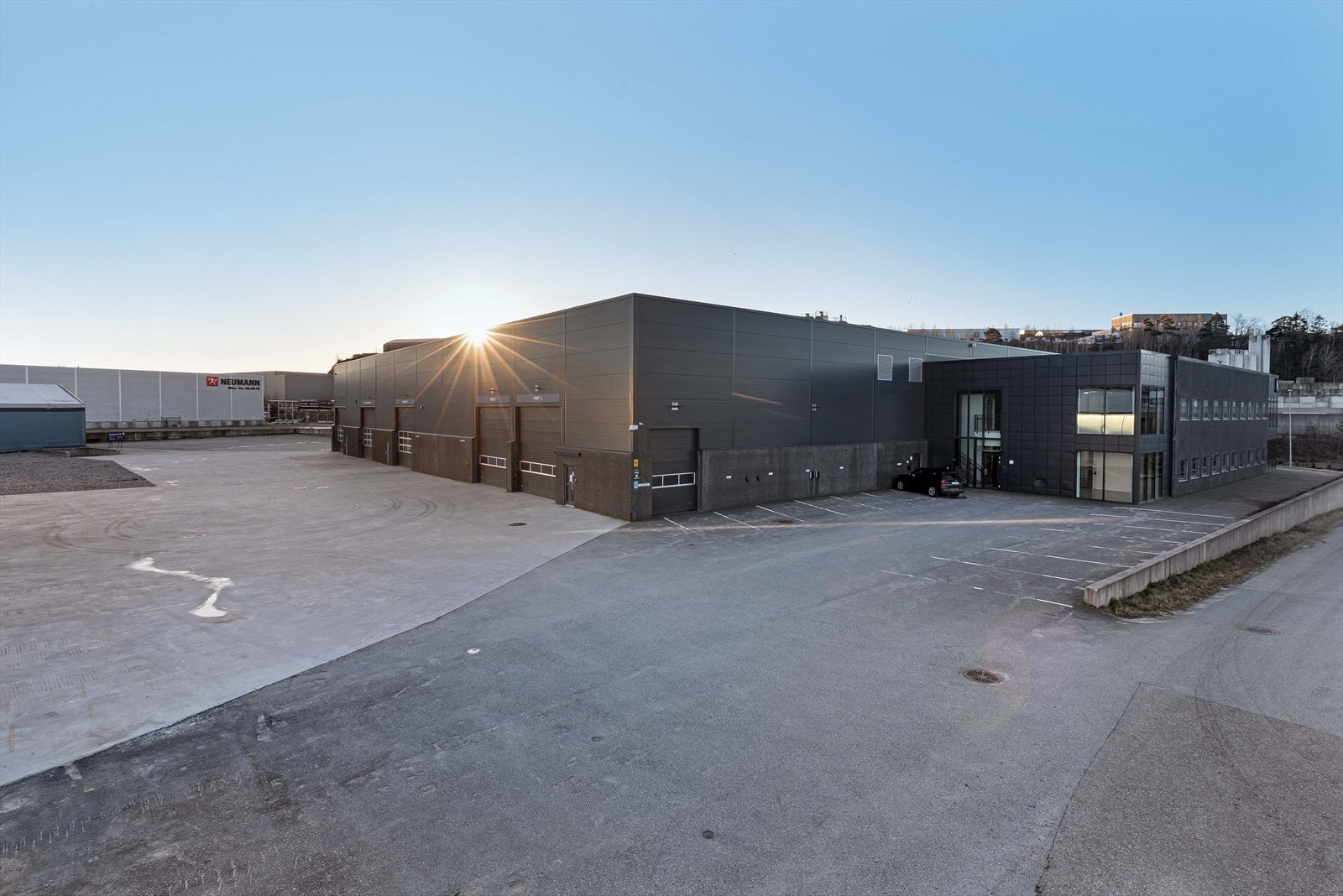 001_Modern og flott kombinasjonsbygg.jpg Galleribilde