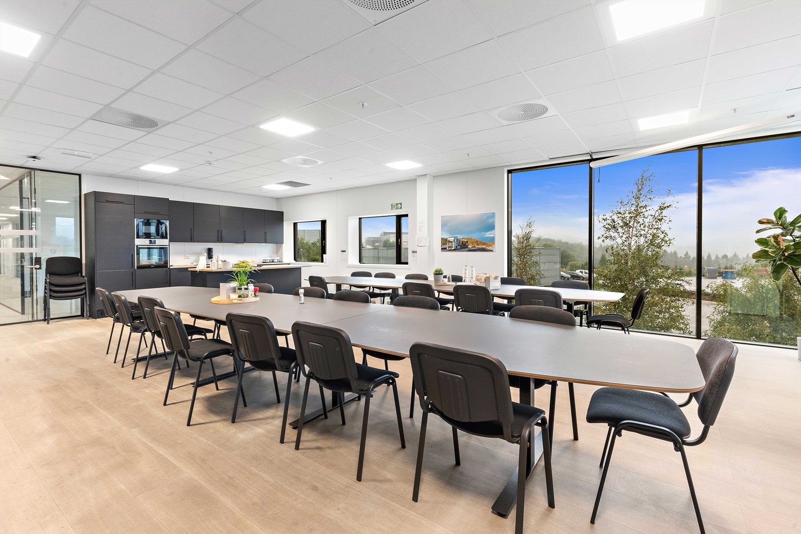 020_Kantinespiserom 2 etg - felles for alle i bygget.jpg Galleribilde