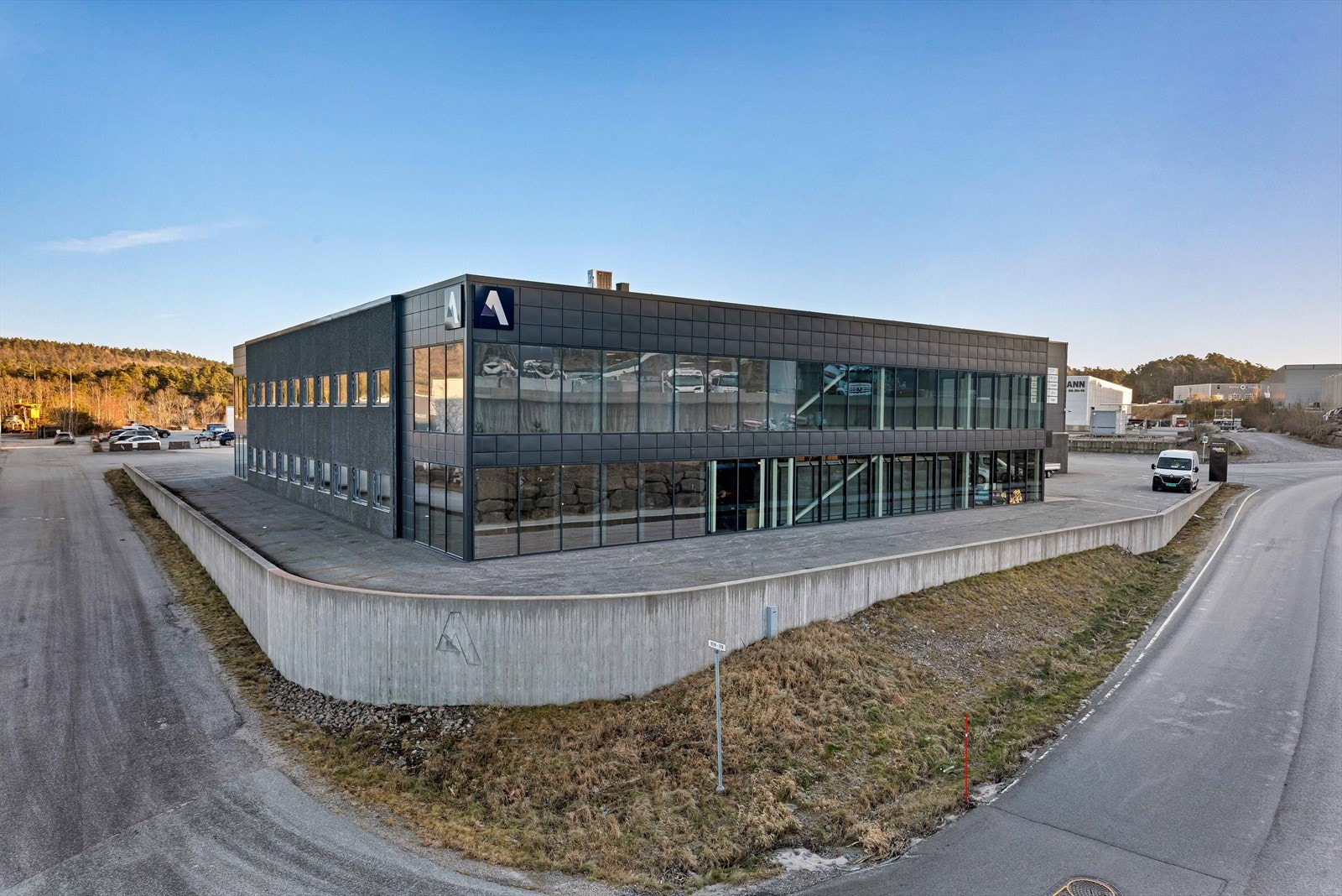 002_Front sett fra Mjåvannsvegen.jpg Galleribilde