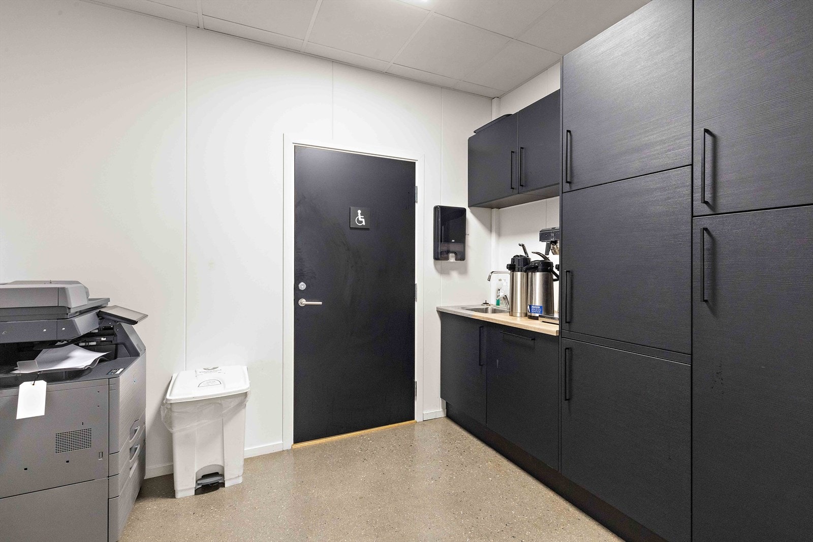 010_Enkel kjøkkenløsning tilknyttet kontor.jpg Galleribilde