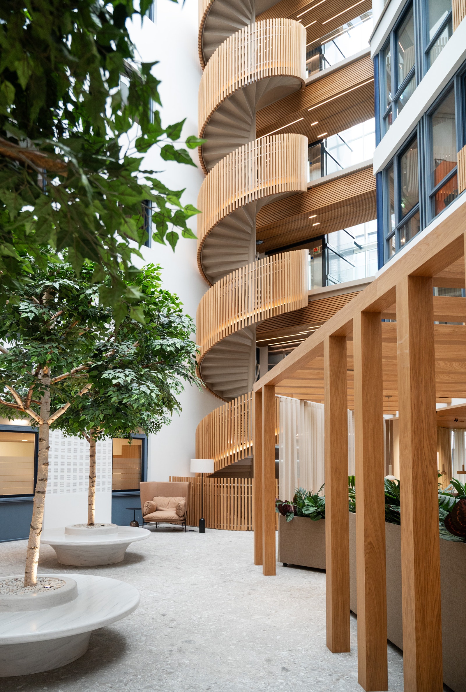 Byggets smykke er en flott sirkeltrapp i tre Galleribilde