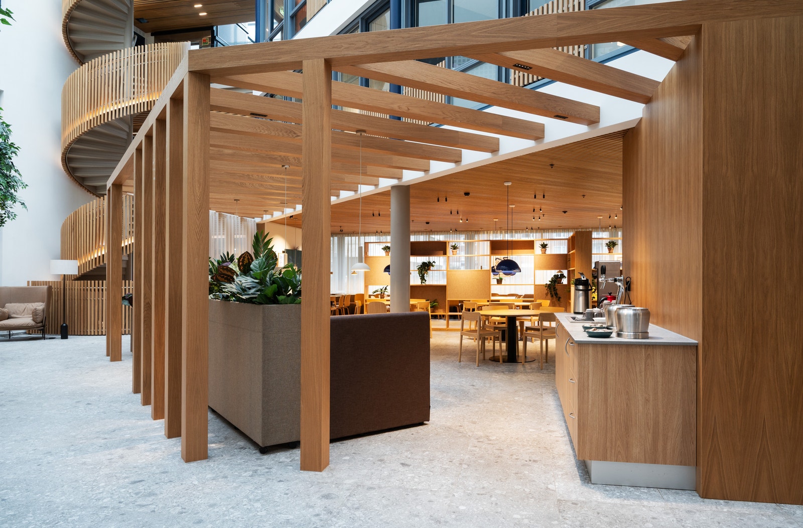 Bygget har en gjennomført og lys kantine med god atmosfære Galleribilde