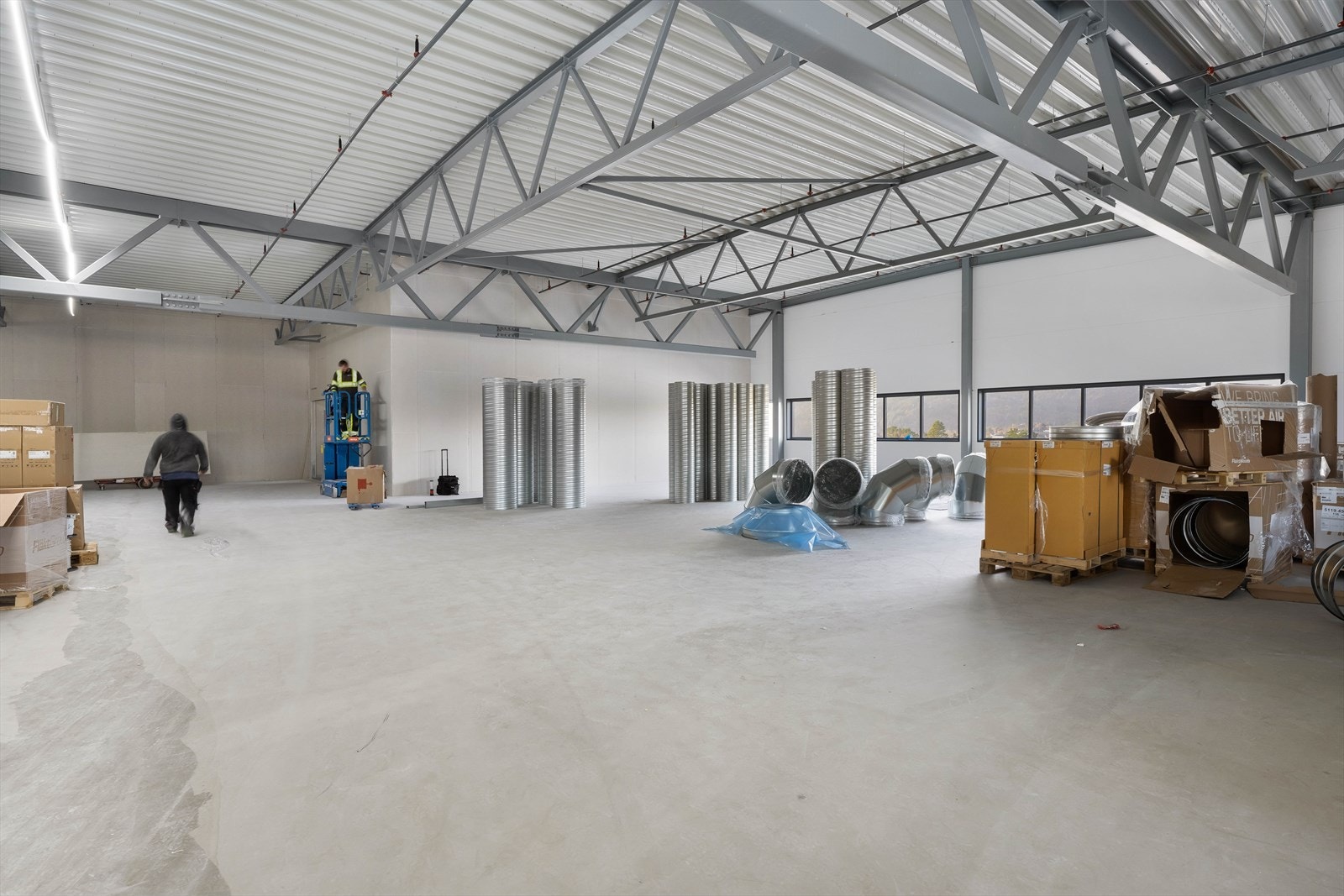 God takhøyde, ca. 5,4 m til tak, i handelslokalet.