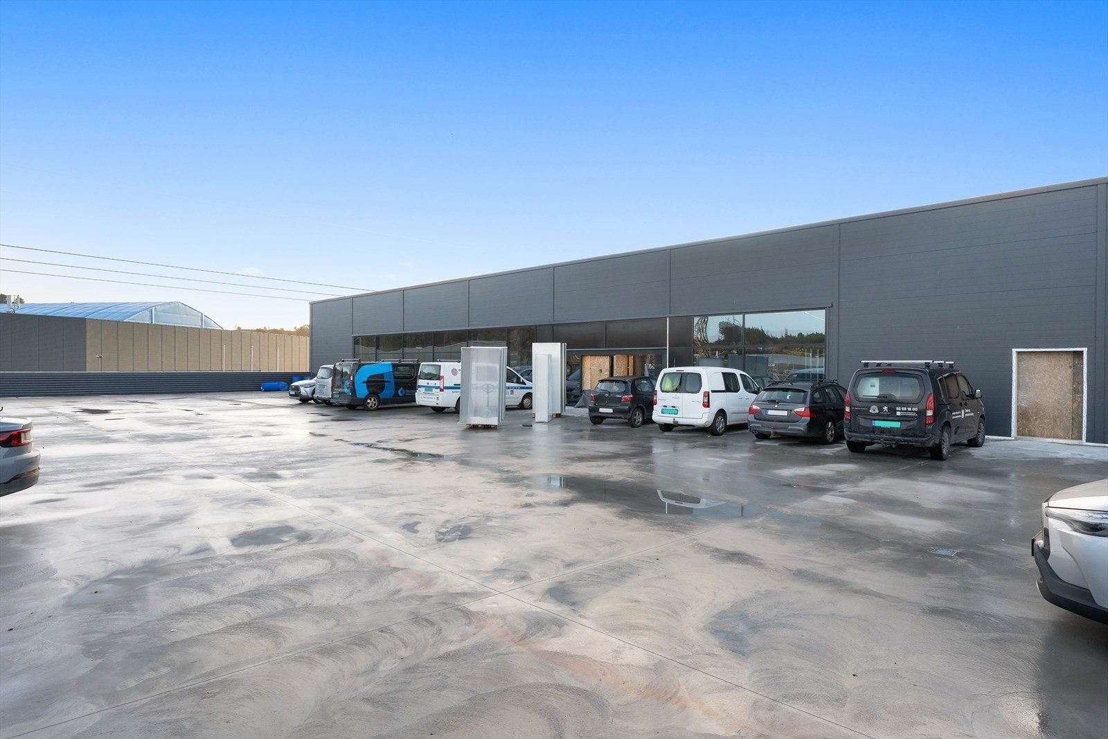 Inngang til det ledige handelslokalet direkte fra parkeringsdekke.