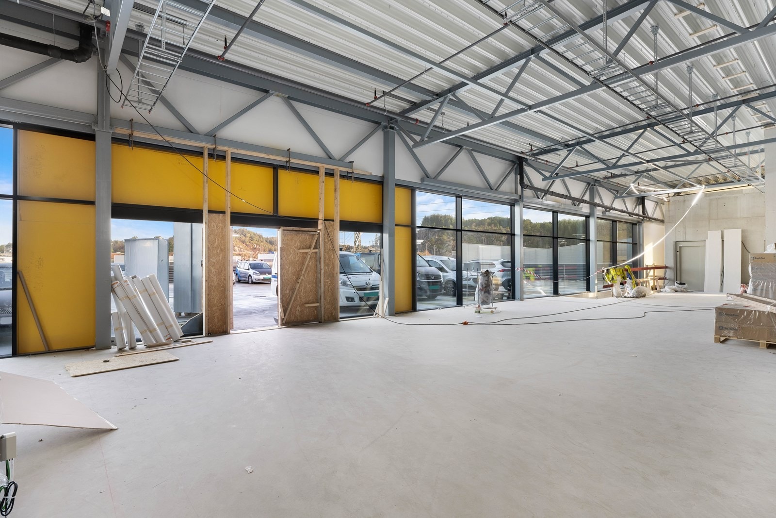 Inngangsparti direkte ut til parkeringsdekke fra handelslokalene