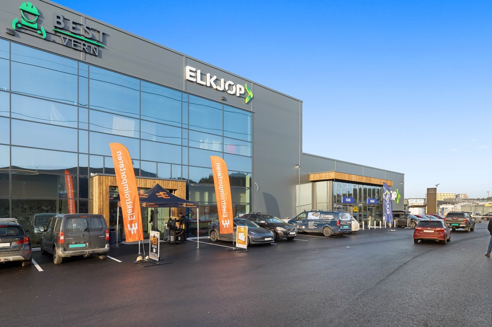 Andre leietakere i bygget er Elkjøp, Elektroimportøren, Best Vern og Sotra Sportsklubb (treningssenter)