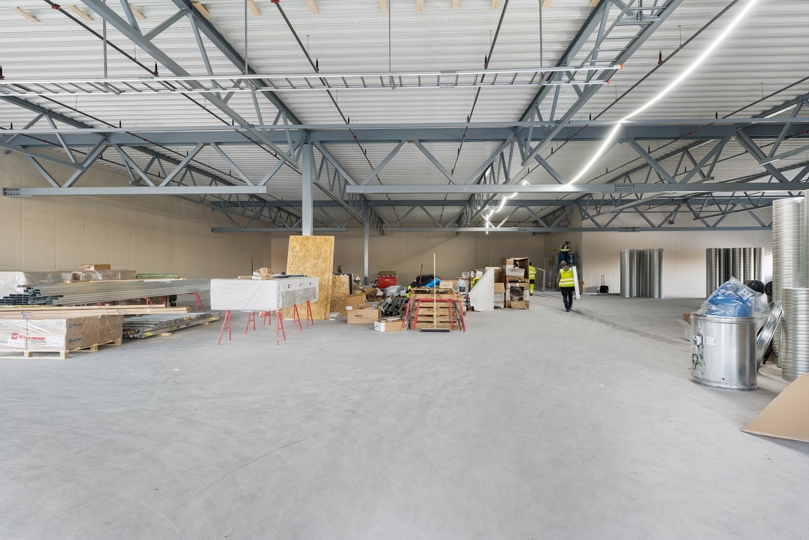 God takhøyde, ca. 5,4 m til tak, i handelslokalet.