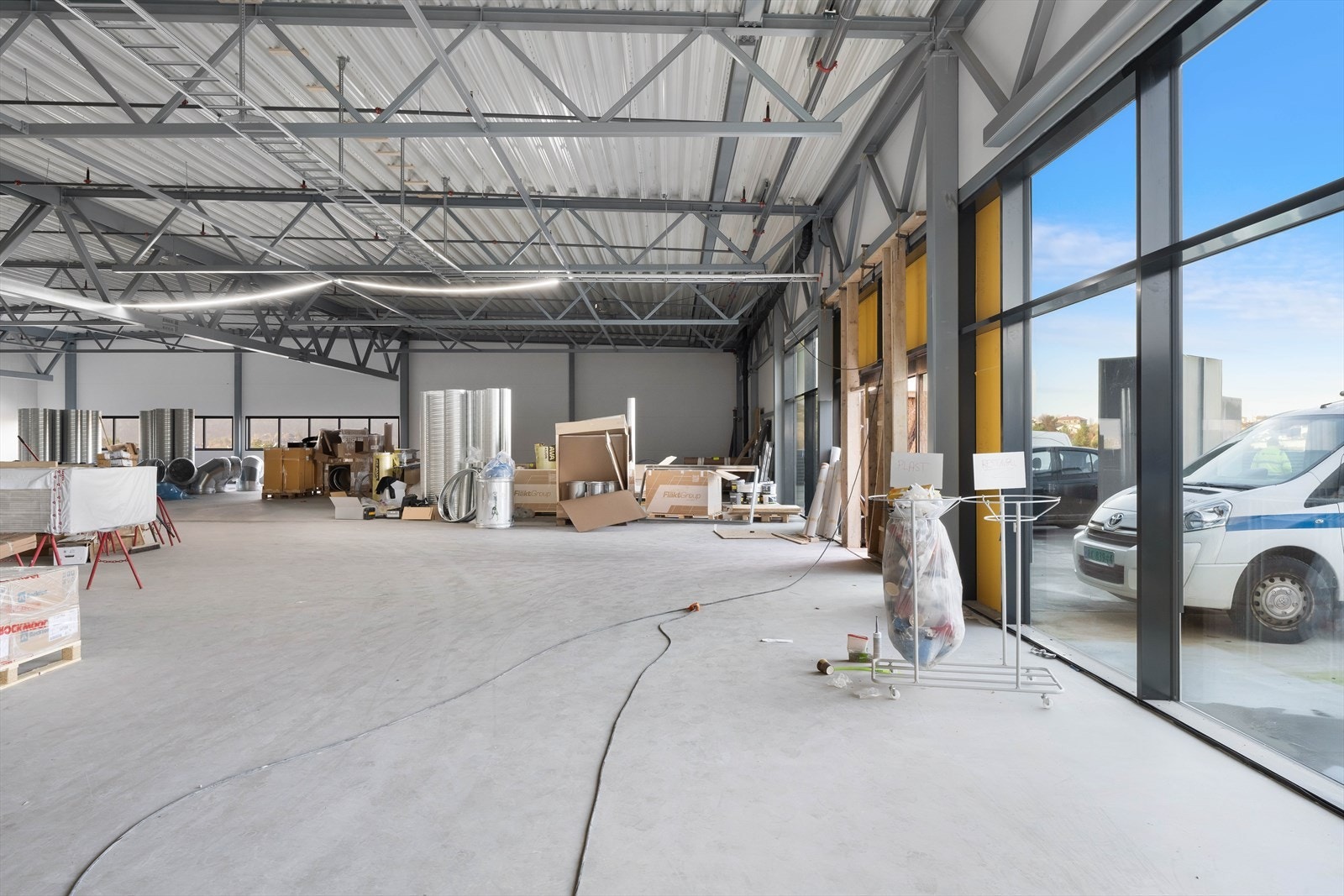 God takhøyde, ca. 5,4 m til tak, i handelslokalet. God eksponering ut mot parkeringsdekke.