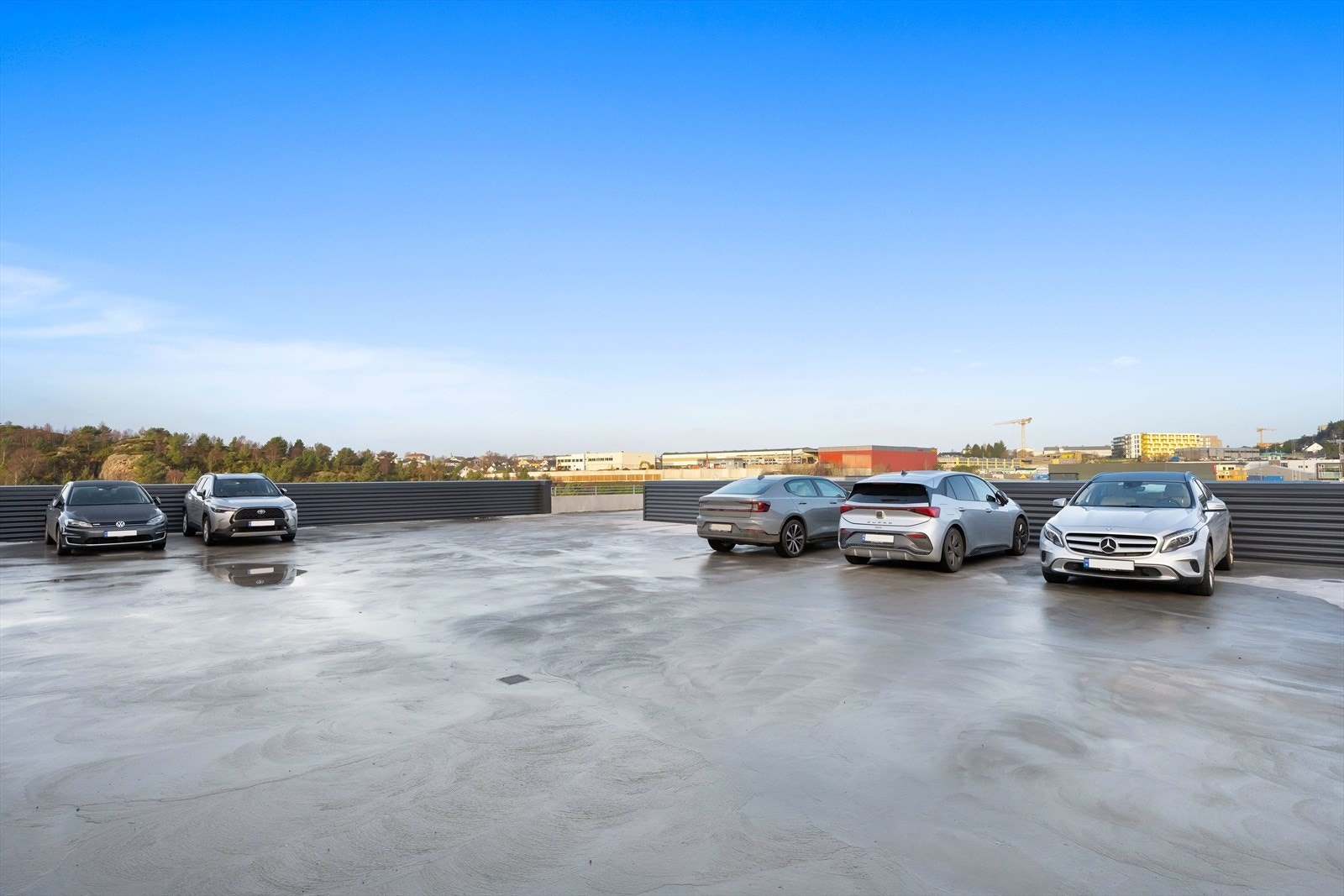 God parkering på parkeringsdekke utenfor handelslokalet. Trapp og heis fra 1. etg.