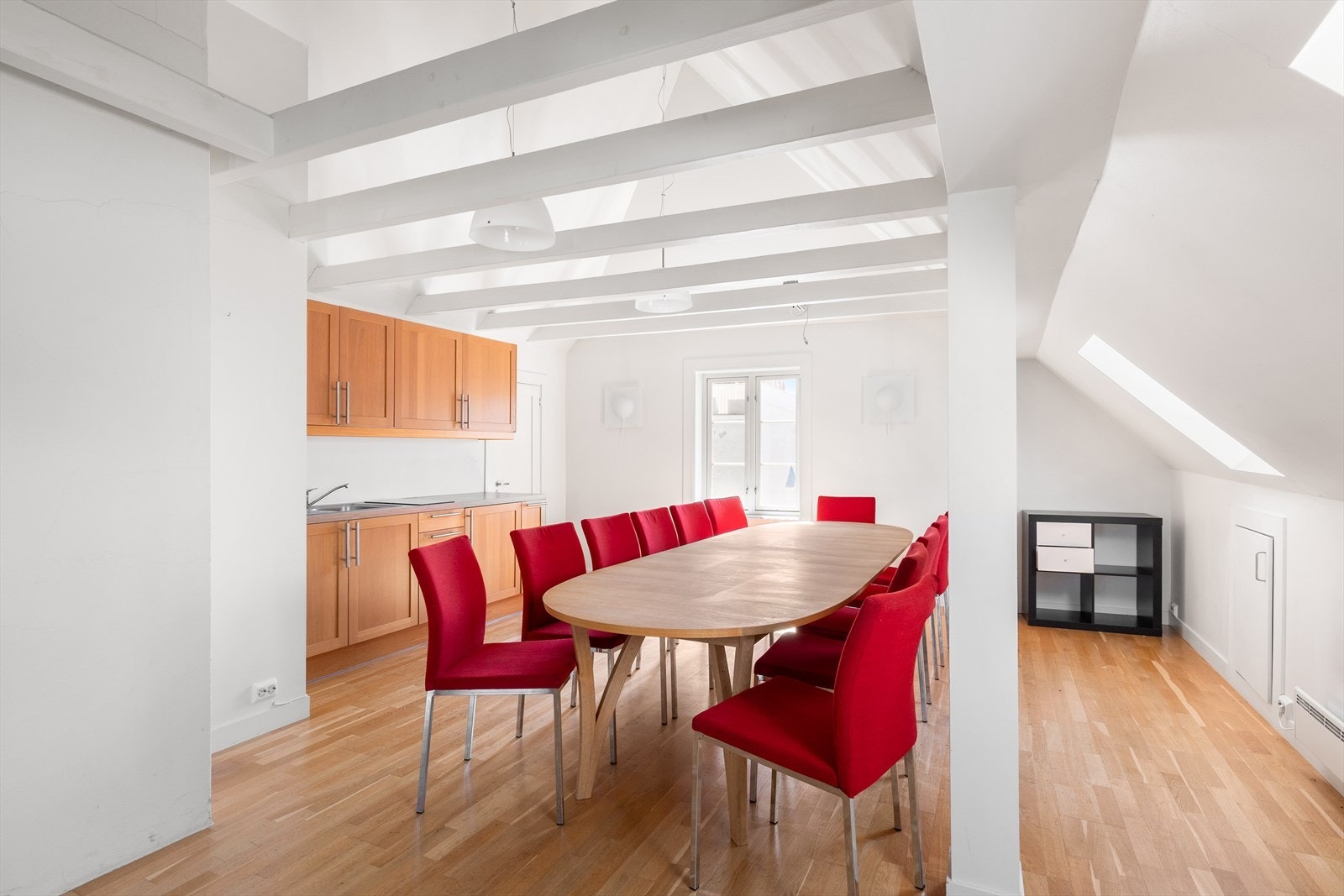 Loftet er innredet med stue med tekjøkken. Galleribilde