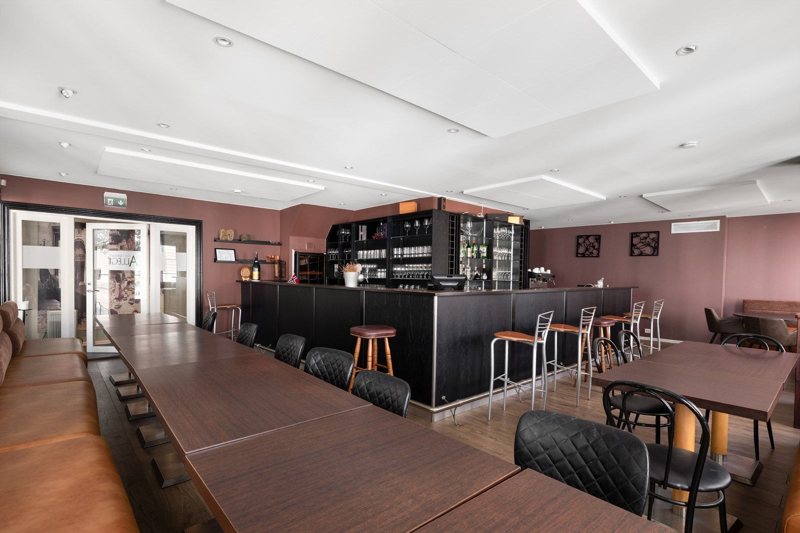 Etasjen er det innredet et selskapslokale/bar. Galleribilde