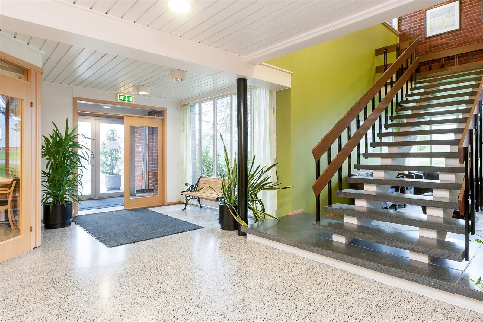 Trapp opp til kontorfløy. Galleribilde