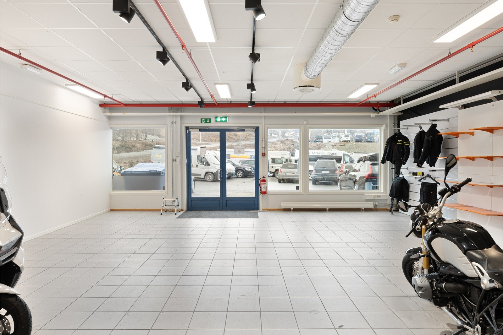 Velkommen til Ringvegen 13 - Et salgslokale med butikk og lager/verksted Galleribilde