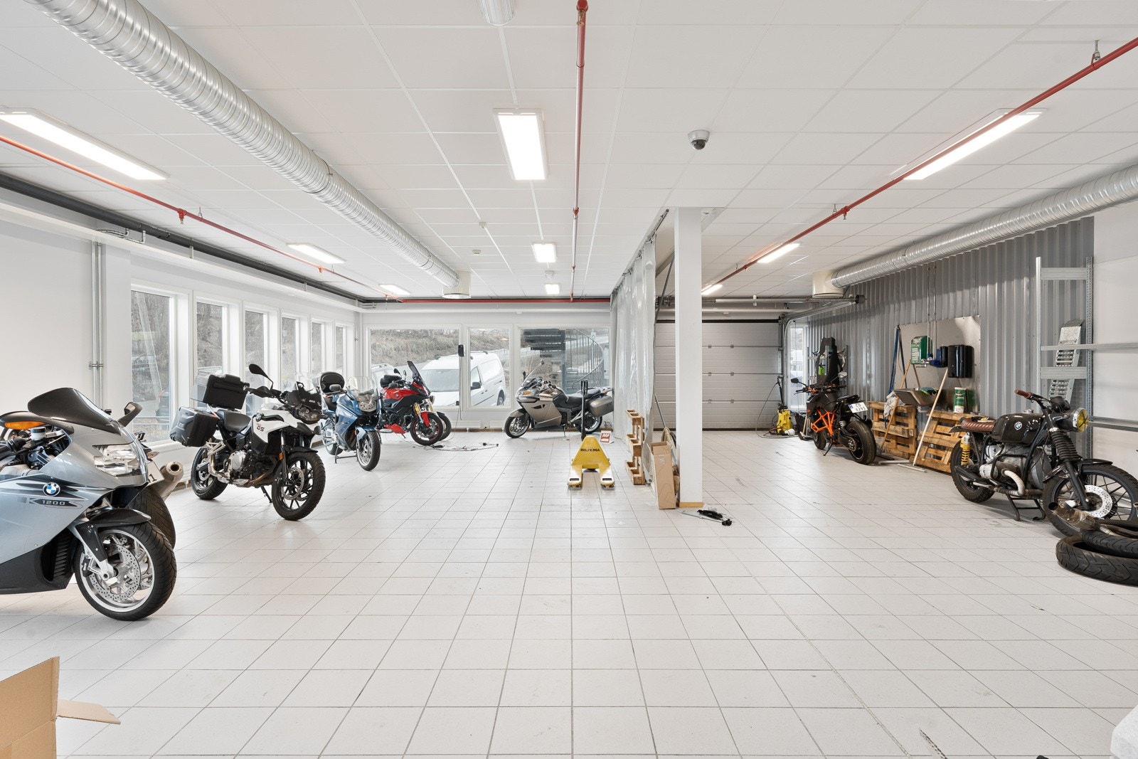 Lager/verksted-lokalet - legg merke til lagerporten. Galleribilde