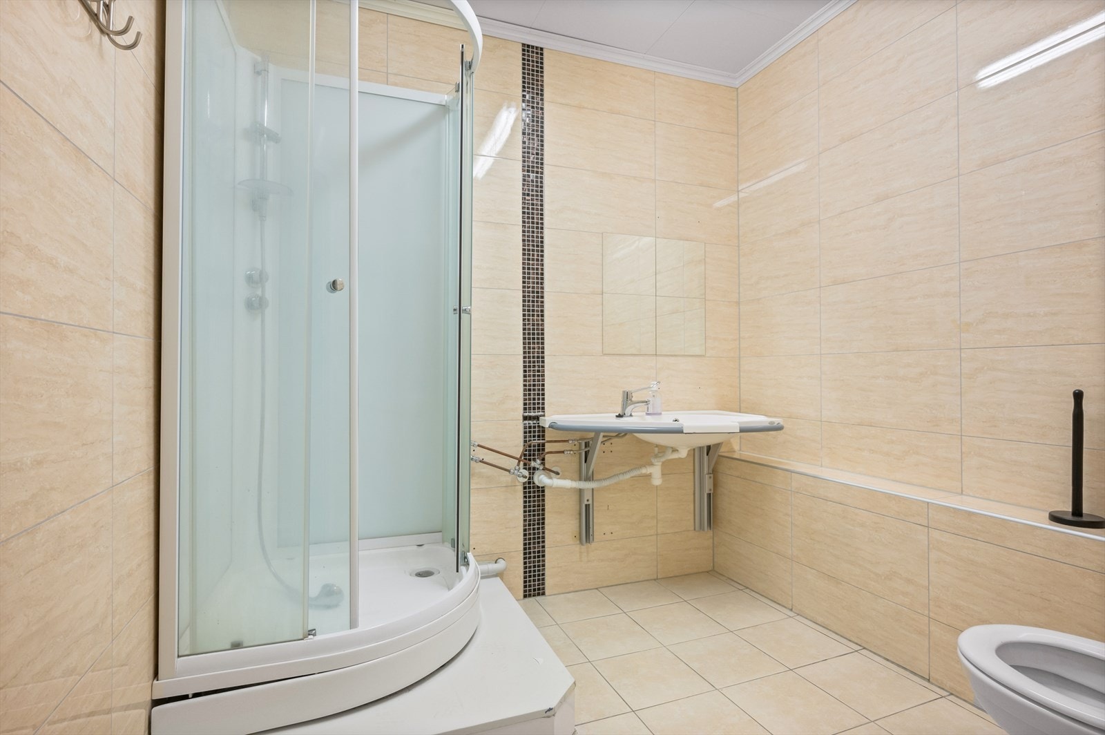 Handicap toalett i tilknytning til næringsdel. Oppusset i 2010. Galleribilde