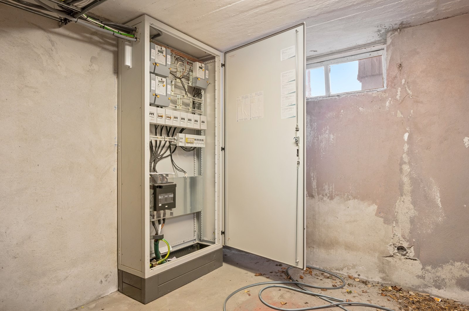 Det var også rekeoppdrett tidligere, i den forbindelse ble det lagt opp 2x200 volts hovedsikringer, slik at det er forberedt strøm inntak for eventuell videre utvikling av eiendommen. Galleribilde