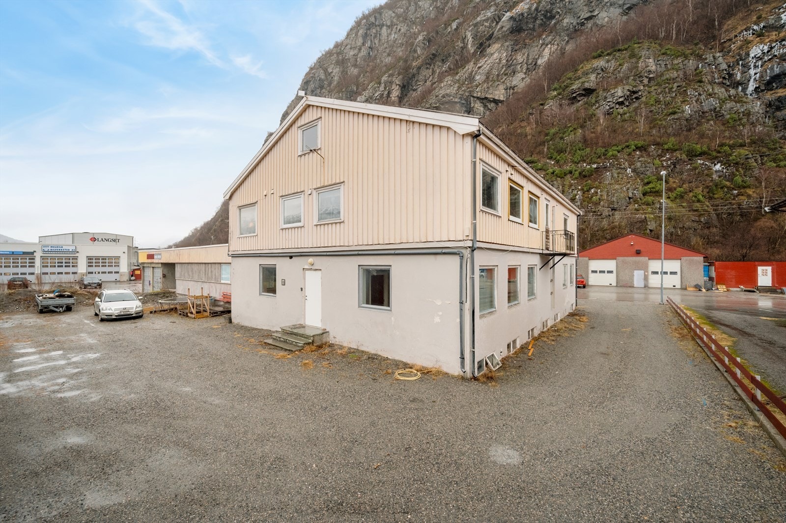 Mulighet for boligutvikling i eksisterende byggemasse eller ved påbygging, med forbehold om godkjenning fra offentlige instanser. Galleribilde